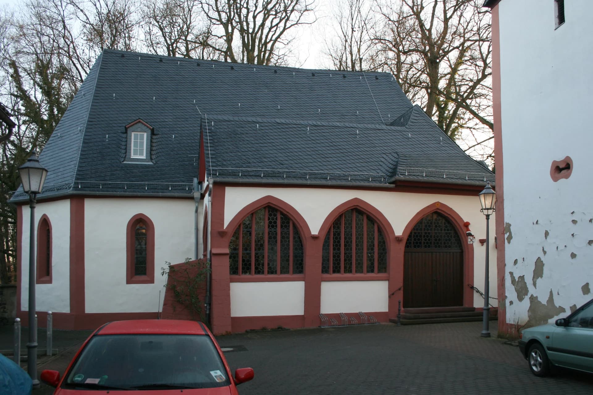 Kirche in Altenstadt-Lindheim mit Resten der Burg Lindheim