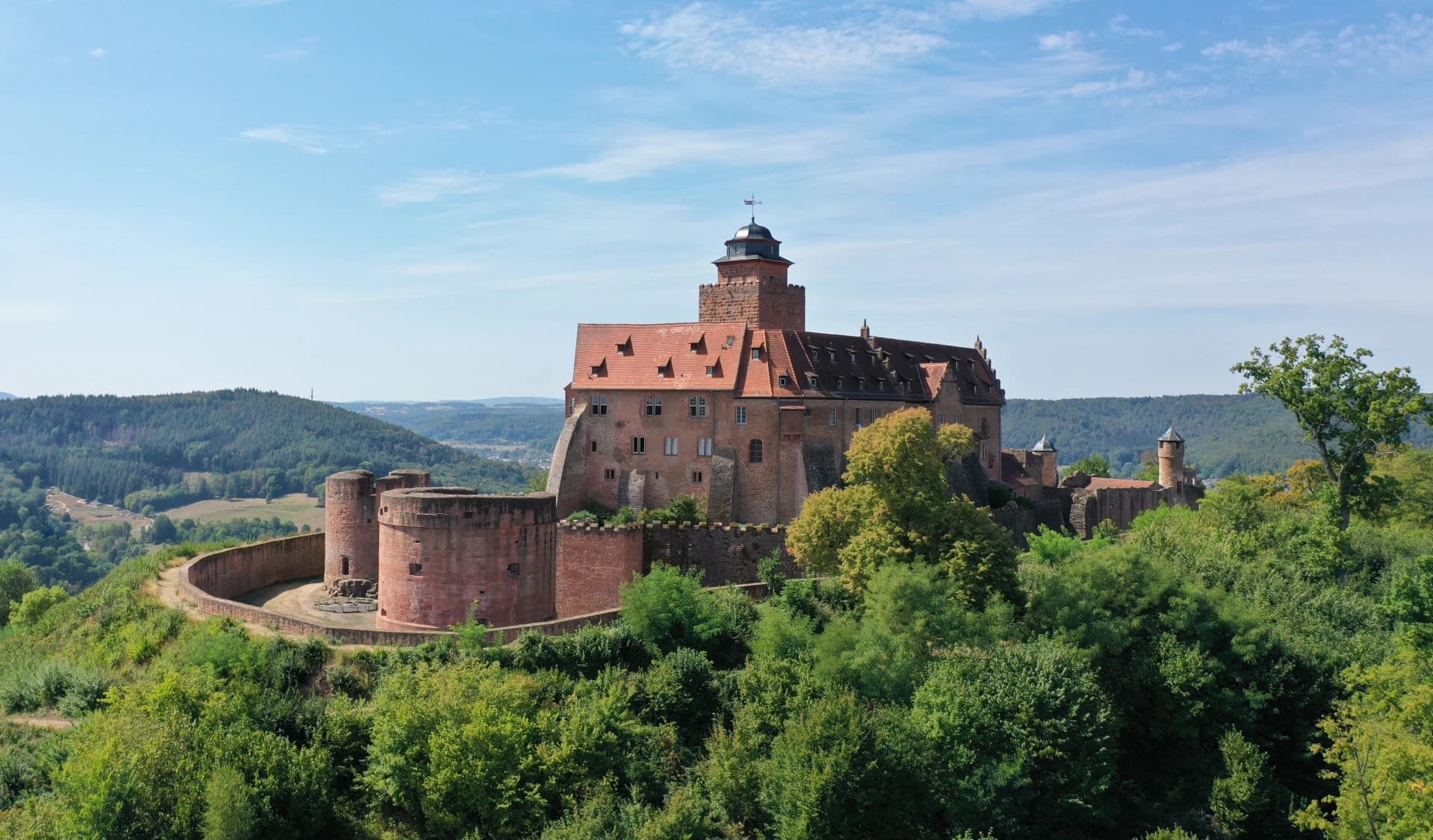 Burg Breuberg aus der Luft in Breuberg