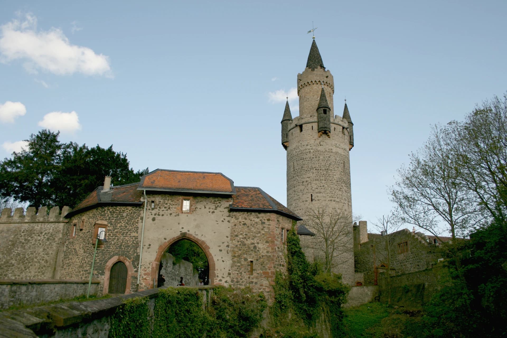 Nordtor der Burg Friedberg von der Feldseite in Friedberg (Hessen)