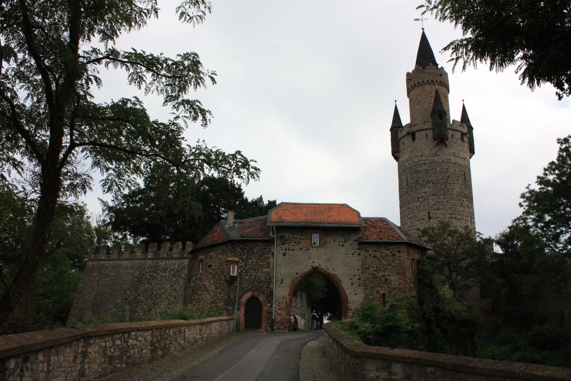 Nordtor der Burg mit Adolfsturm am Abend in Friedberg (Hessen)