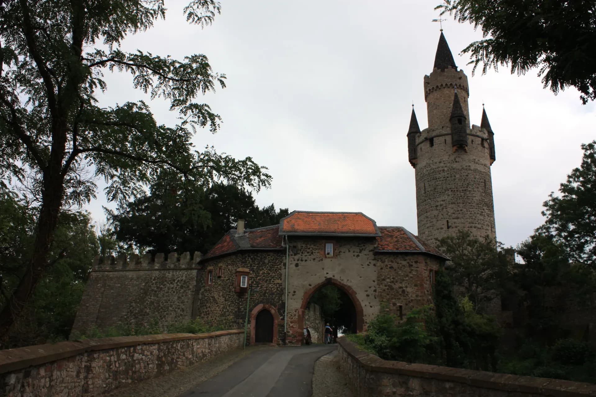 Nordtor der Burg mit Adolfsturm am Abend in Friedberg (Hessen)