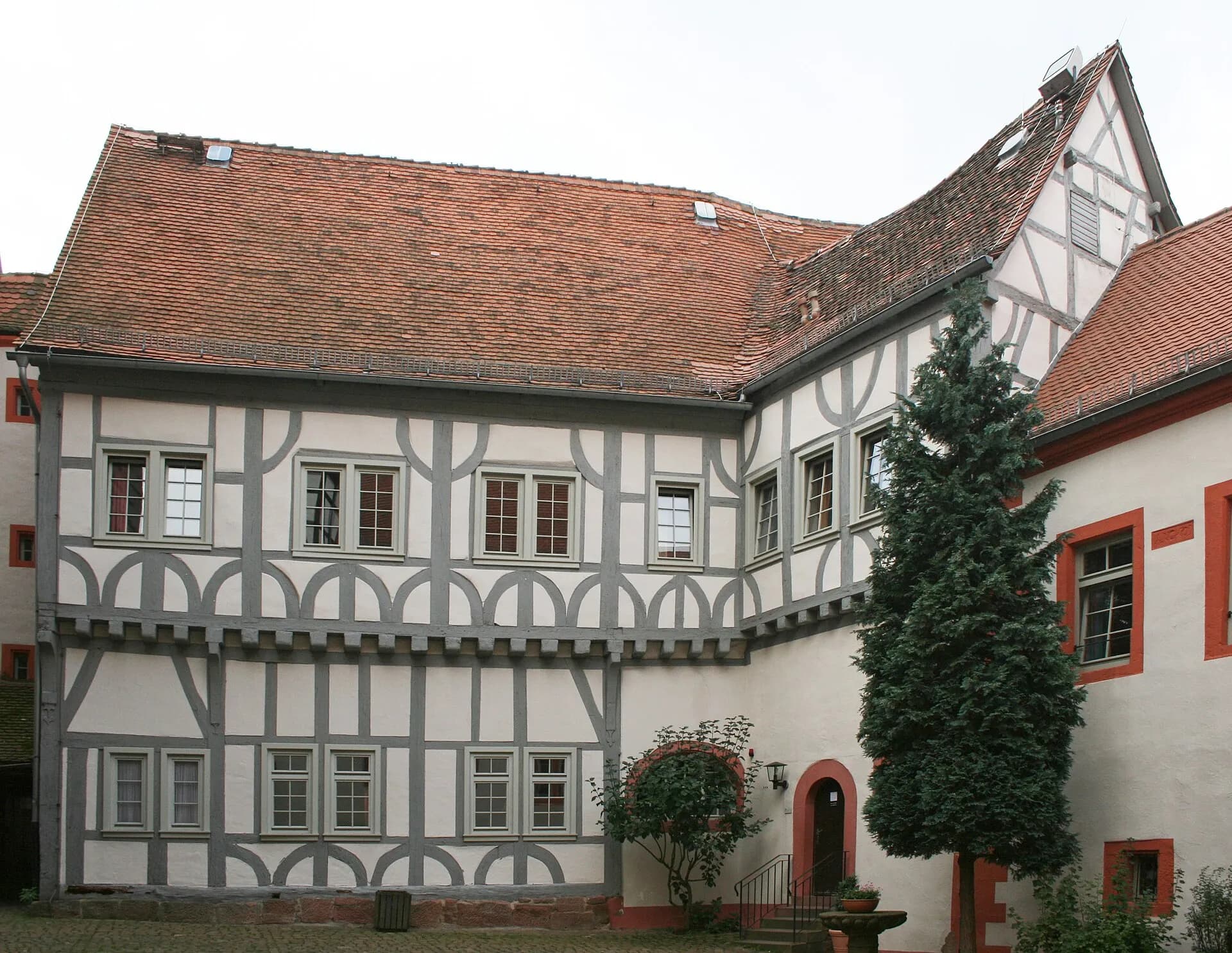 Fachwerkbau der Rentschreiberei auf der Burg Breuberg in Breuberg