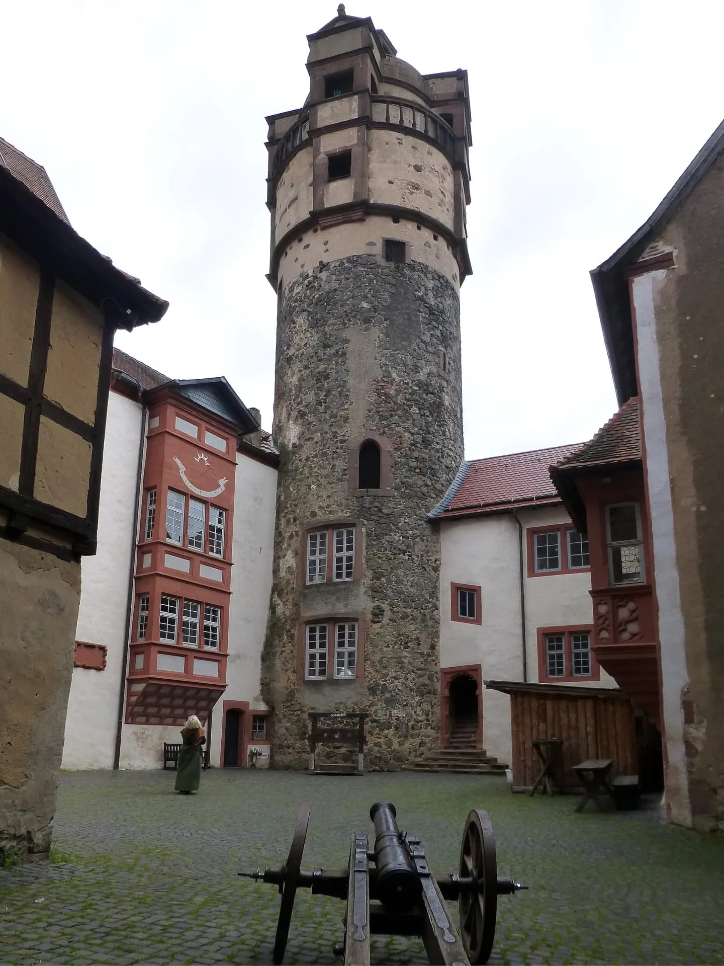 Bergfried der Burg Ronneburg vom Burghof aus