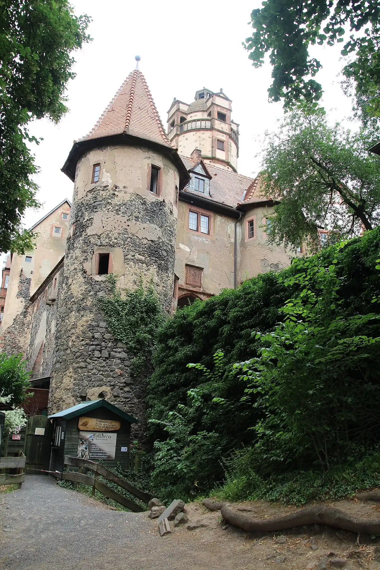 Brunnenhaus und Wehrmauer der Burg Ronneburg