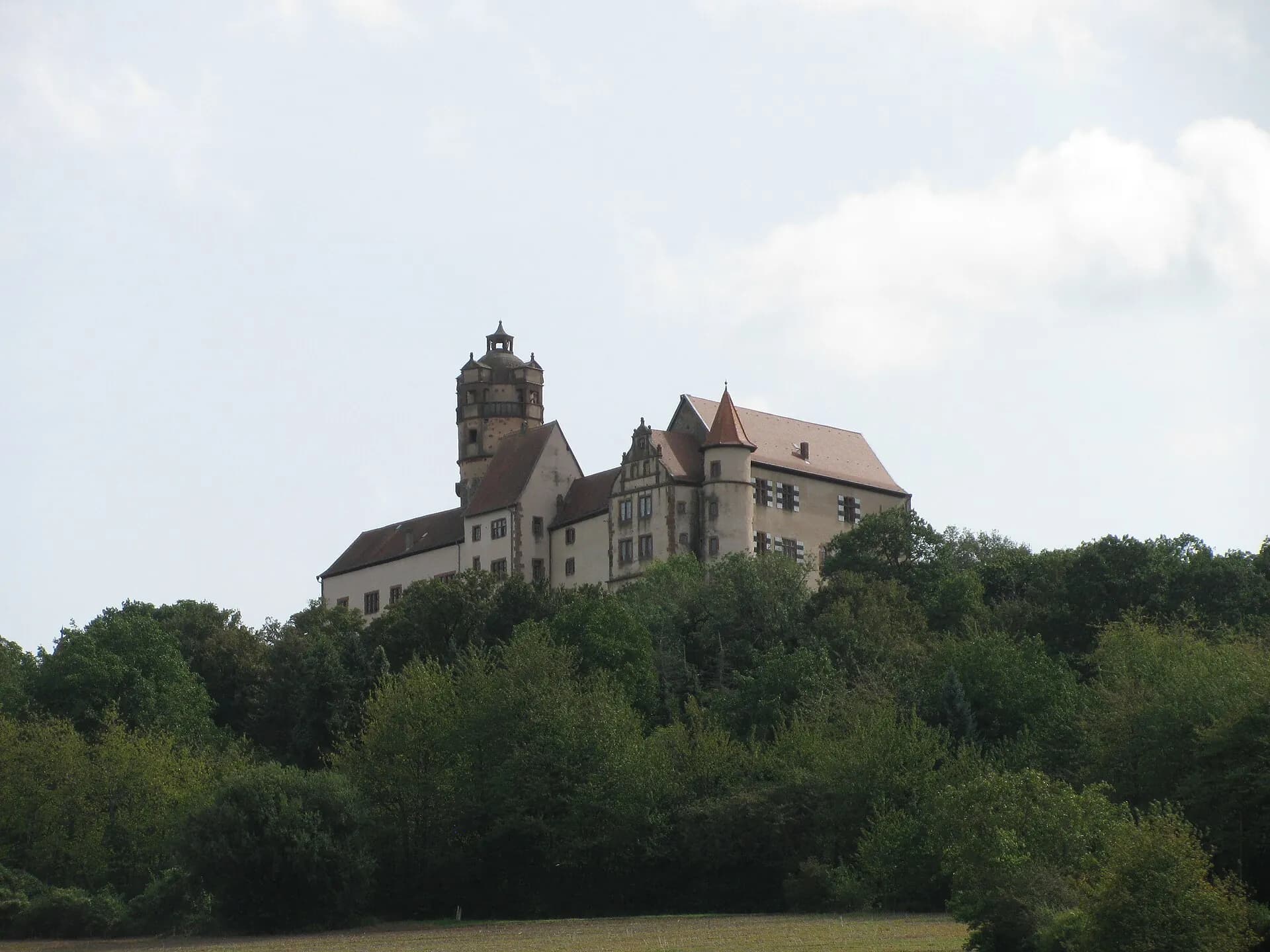 Burg Ronneburg vom Feldrand bei Ronneburg-Altwiedermus