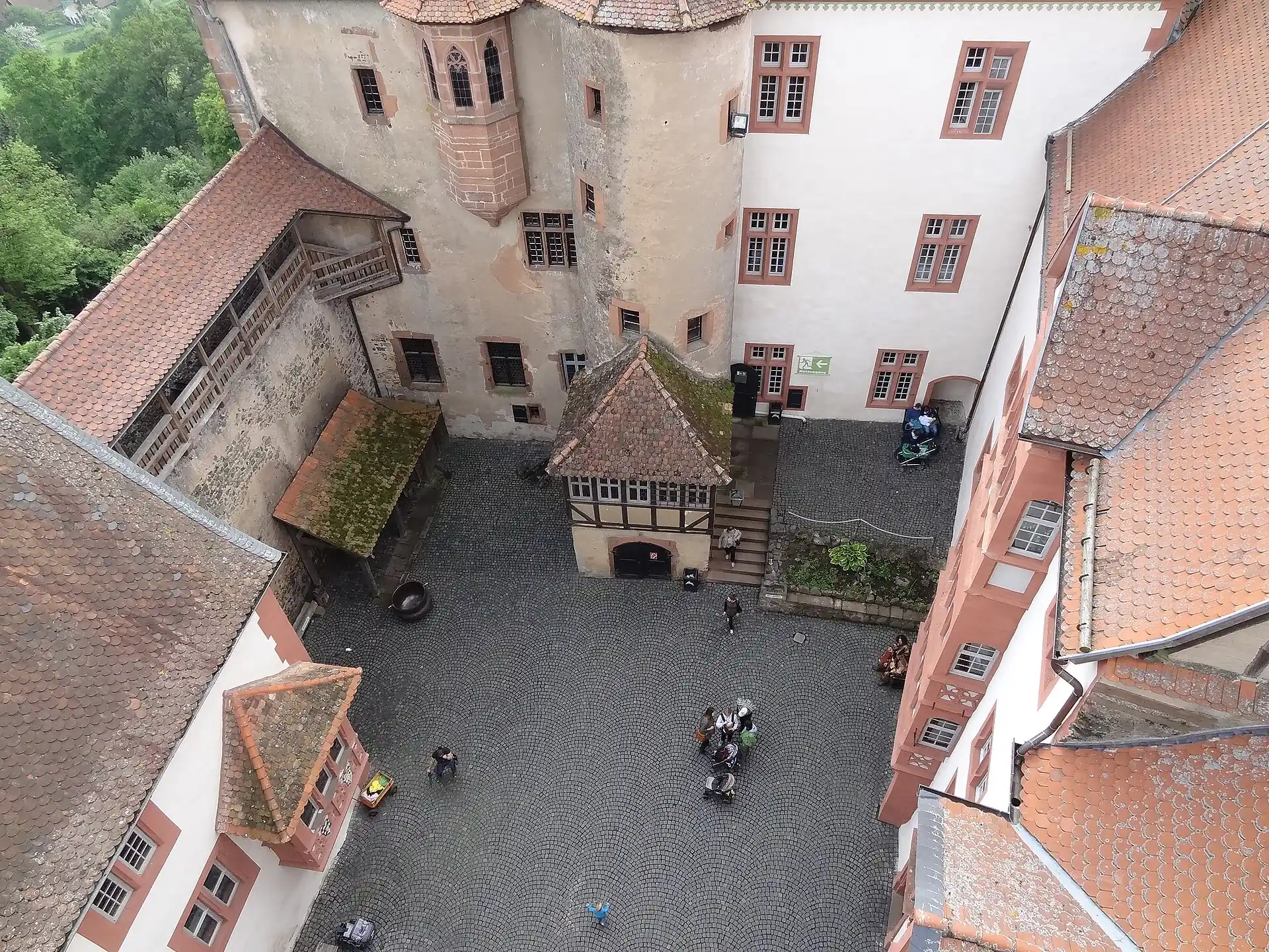 Burghof der Burg Ronneburg aus der Vogelperspektive