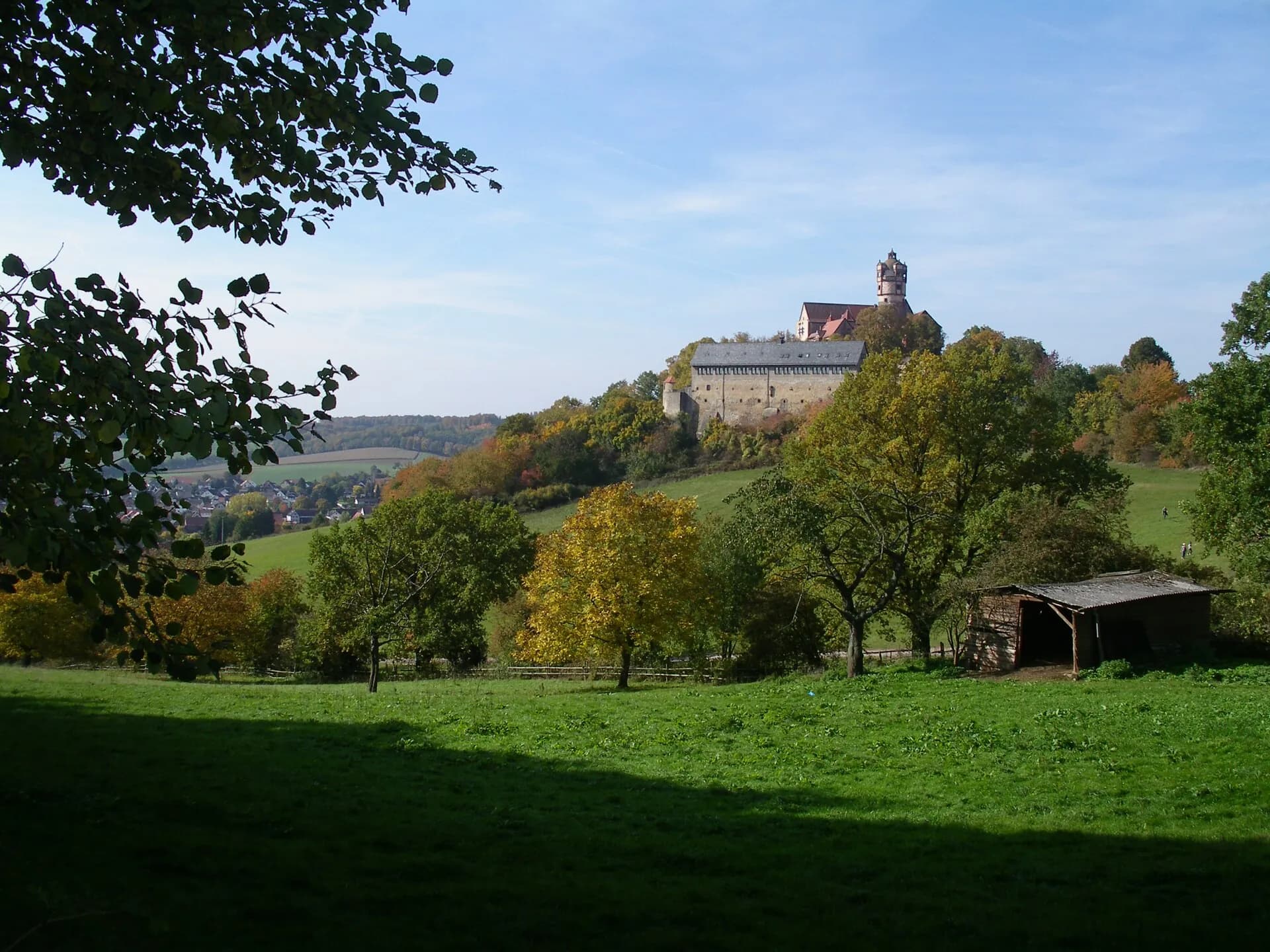 Burg Ronneburg im Herbst über den Wiesen