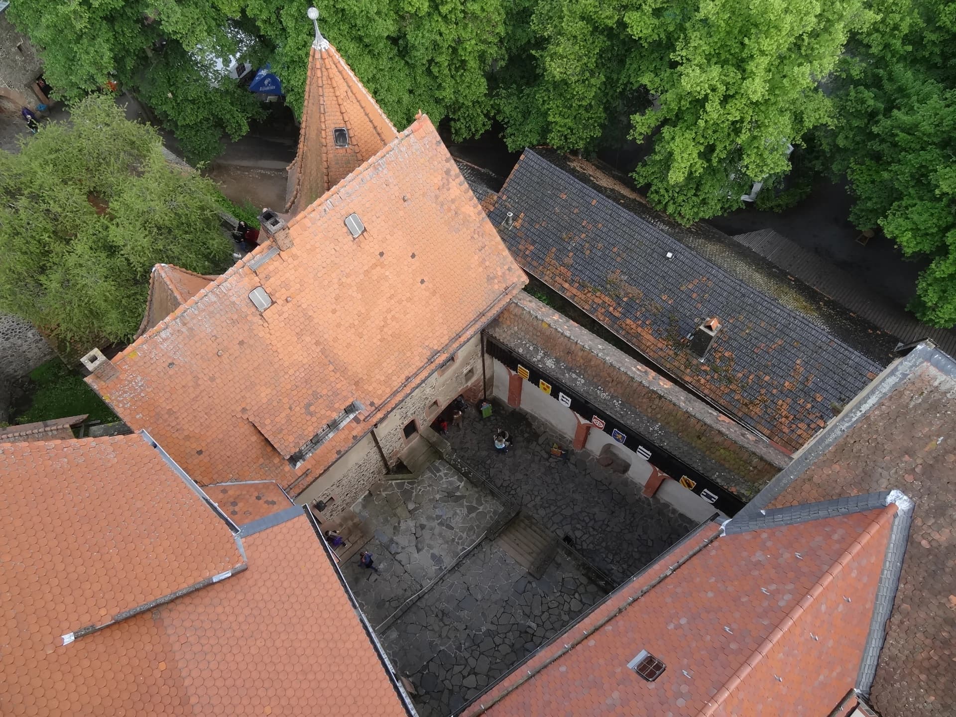 Innenhof der Burg Ronneburg in Ronneburg von oben