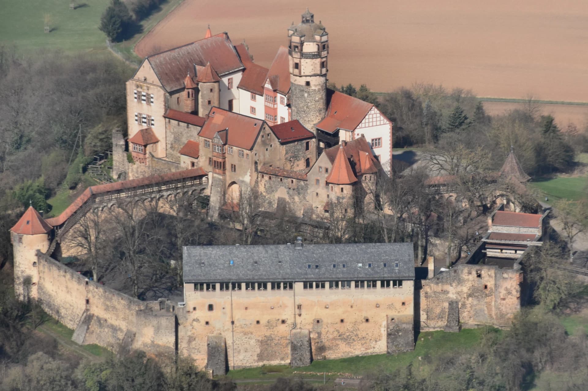 Luftbild der Burg Ronneburg in Ronneburg