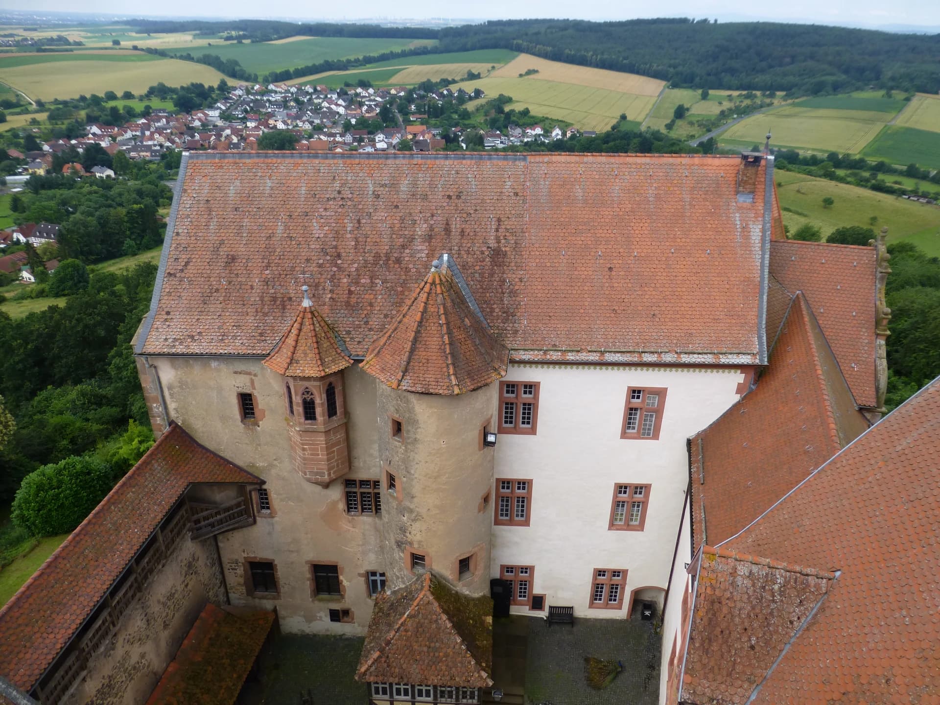 Blick vom Bergfried über den Palas der Burg Ronneburg in Ronneburg