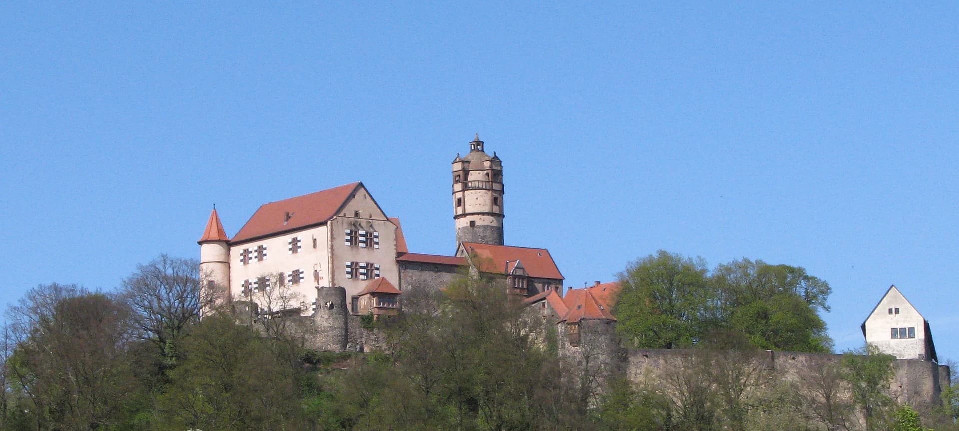 Panorama der Burg Ronneburg in Ronneburg-Altwiedermus