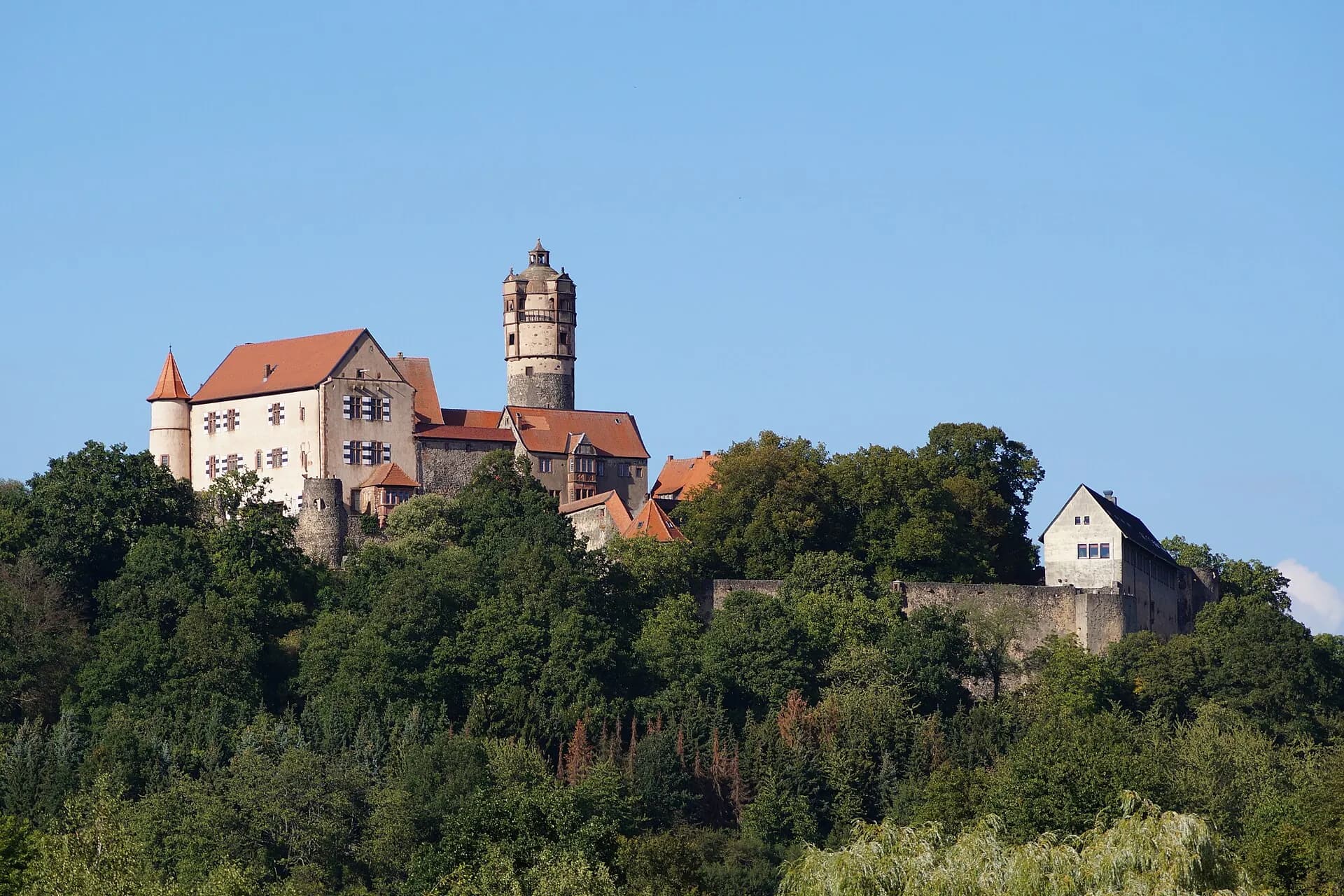Südansicht der Burg Ronneburg auf dem Basaltkegel