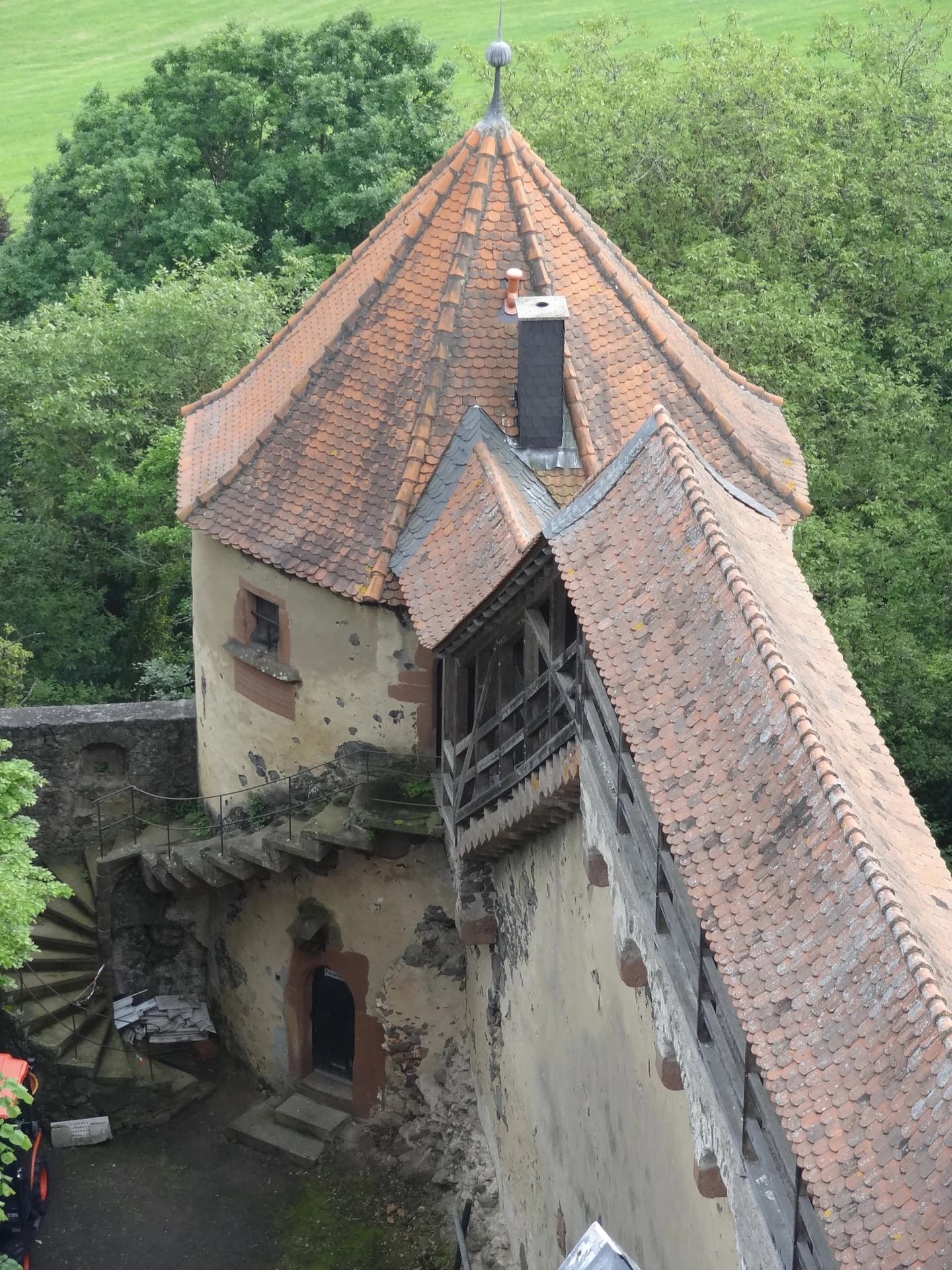 Torturm und Wehrgang der Burg Ronneburg in Ronneburg