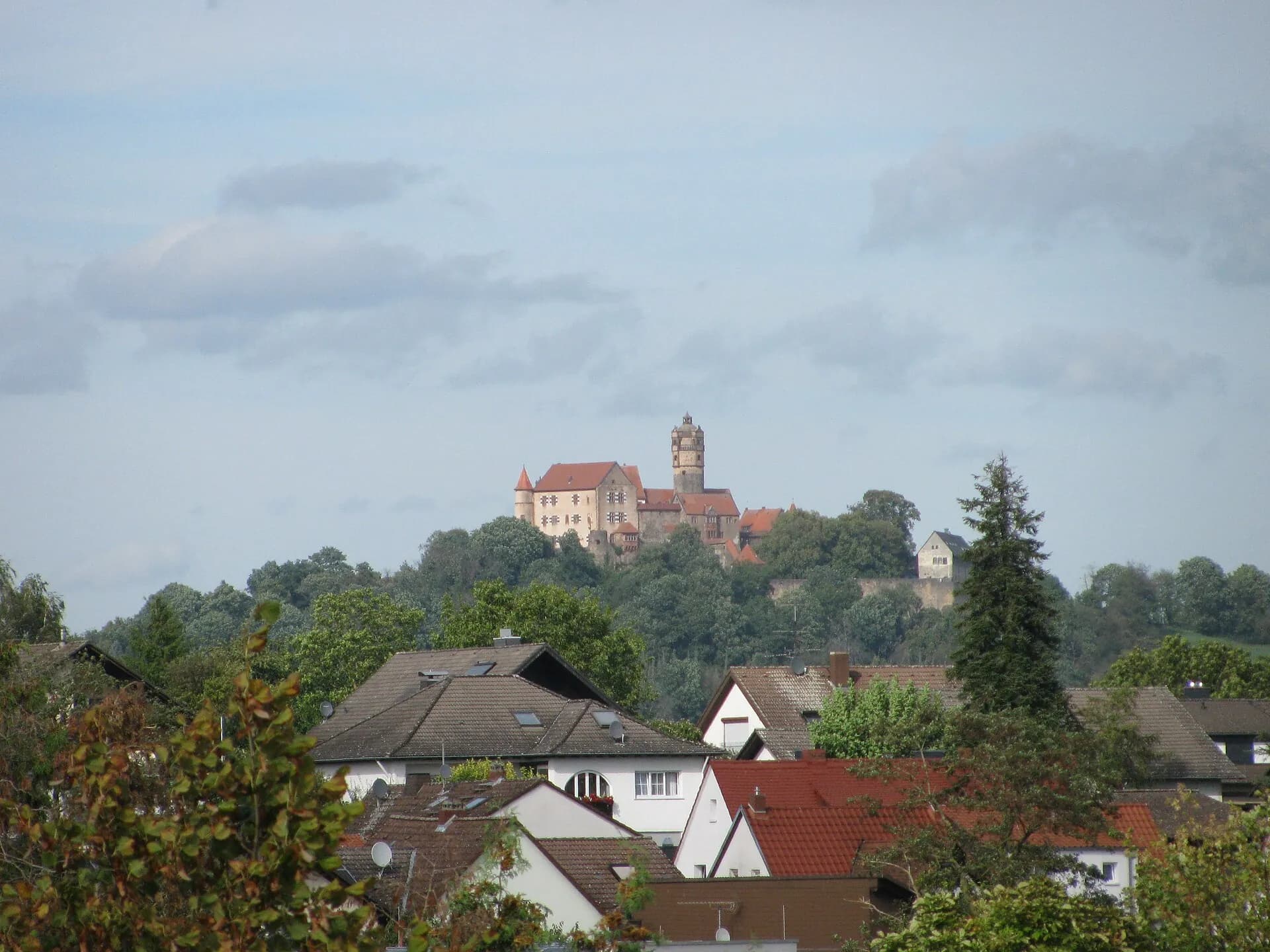 Burg Ronneburg über dem Dorf Ronneburg-Altwiedermus
