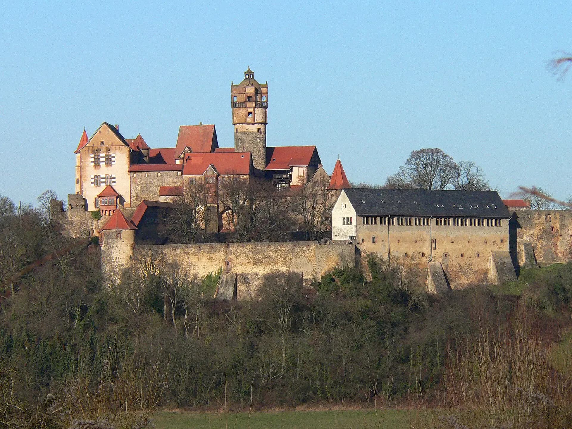 Burg Ronneburg über dem winterlichen Feld