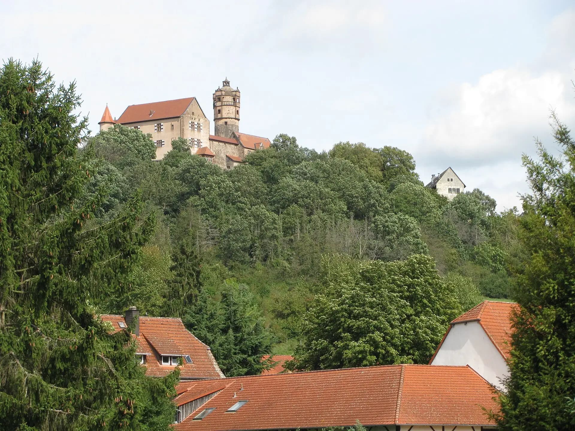 Burg Ronneburg über den Dächern von Ronneburg-Altwiedermus
