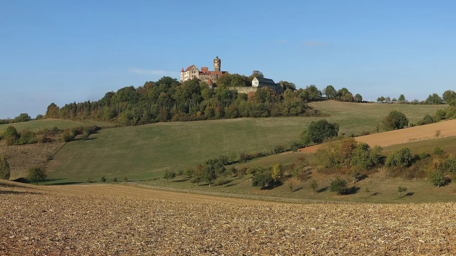 Burg Ronneburg über der Feldflur des Ronneburger Hügellands