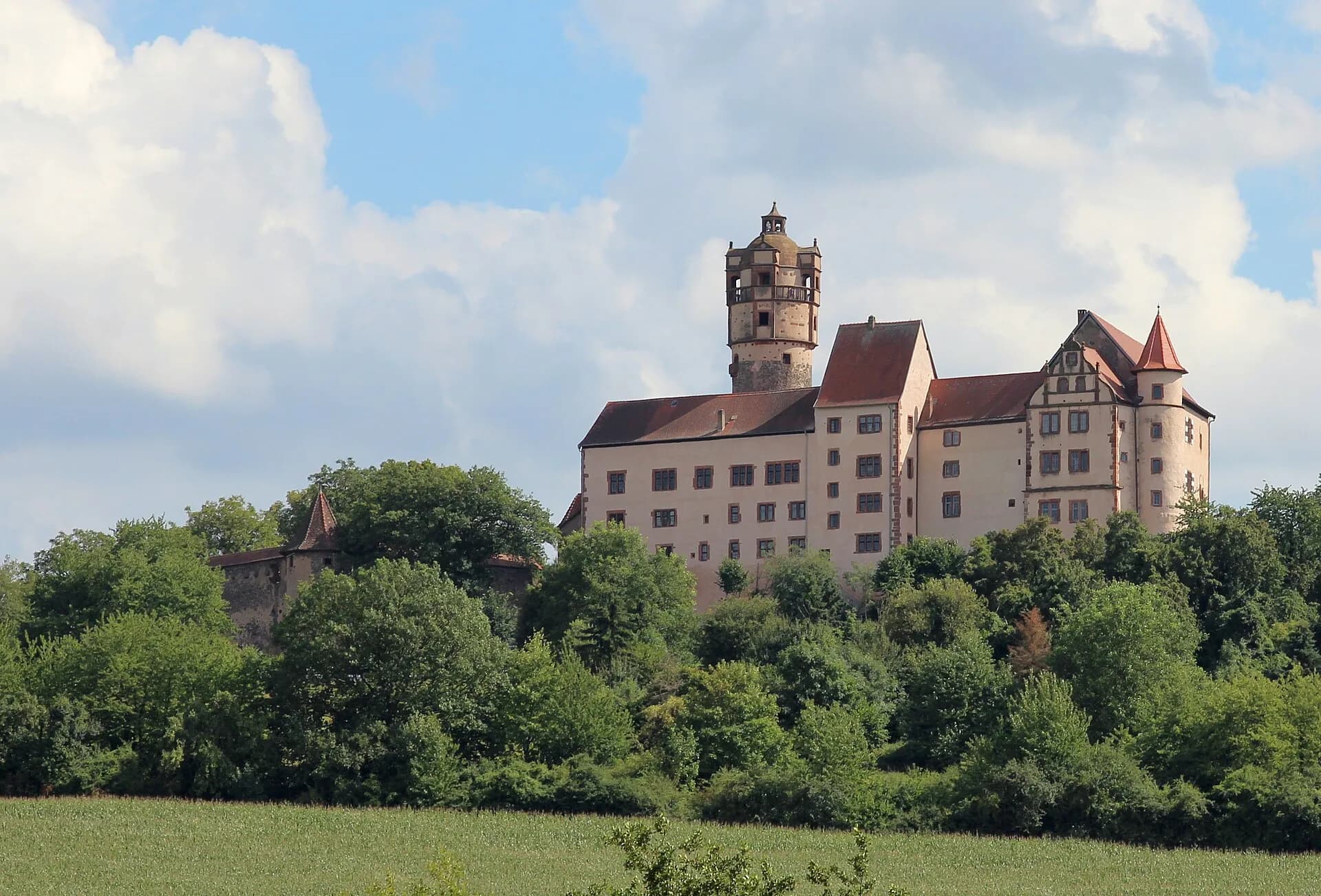 Burg Ronneburg über der Wiese bei Ronneburg-Altwiedermus