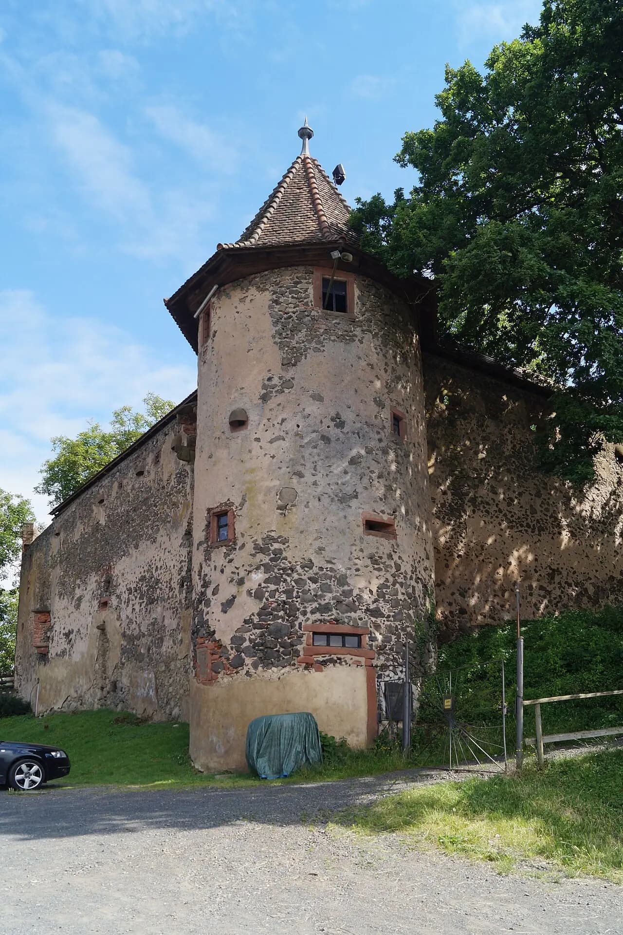 Zyngel und Wehrmauer der Burg Ronneburg