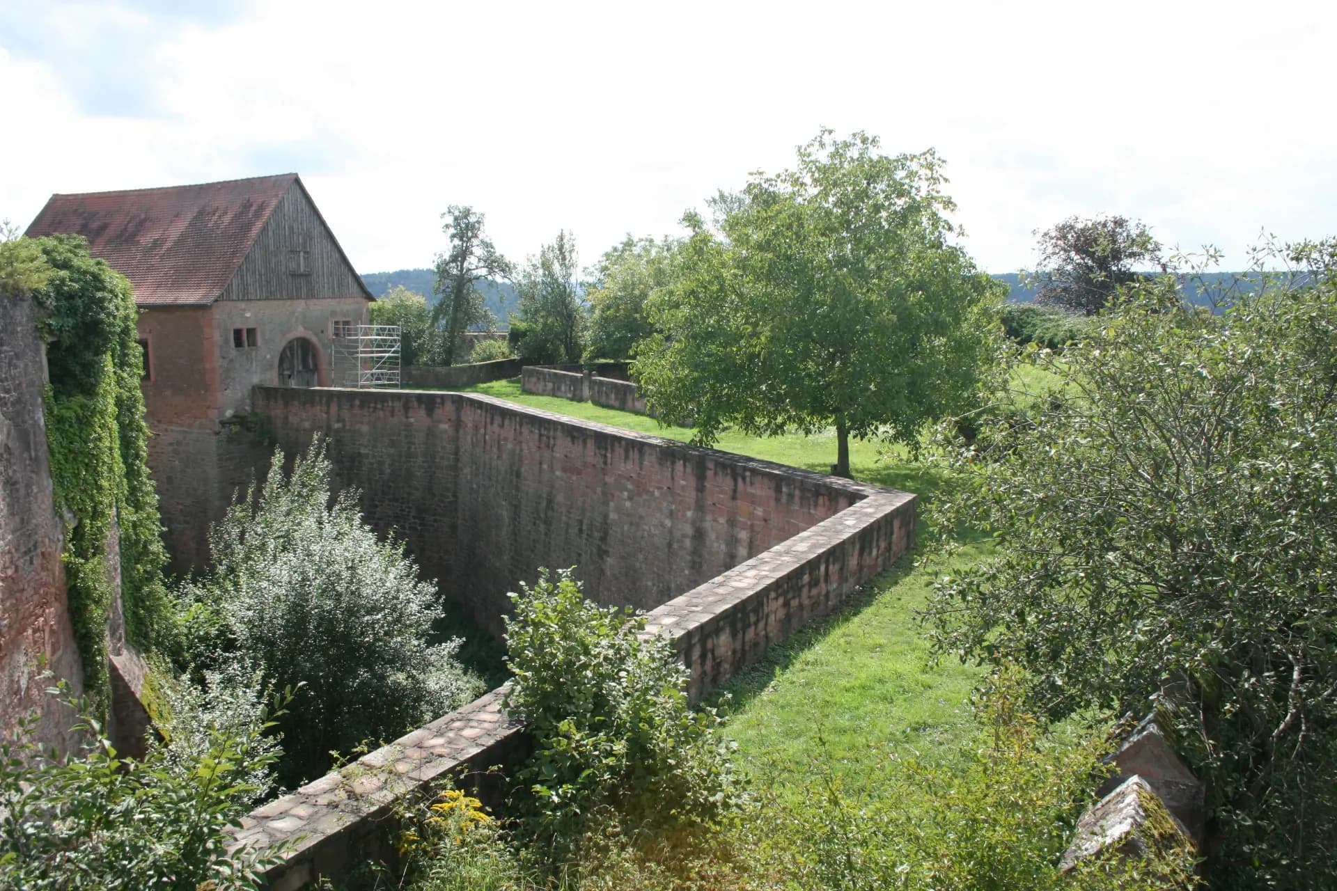 Schütt und Fuchsgraben der Burg Breuberg in Breuberg