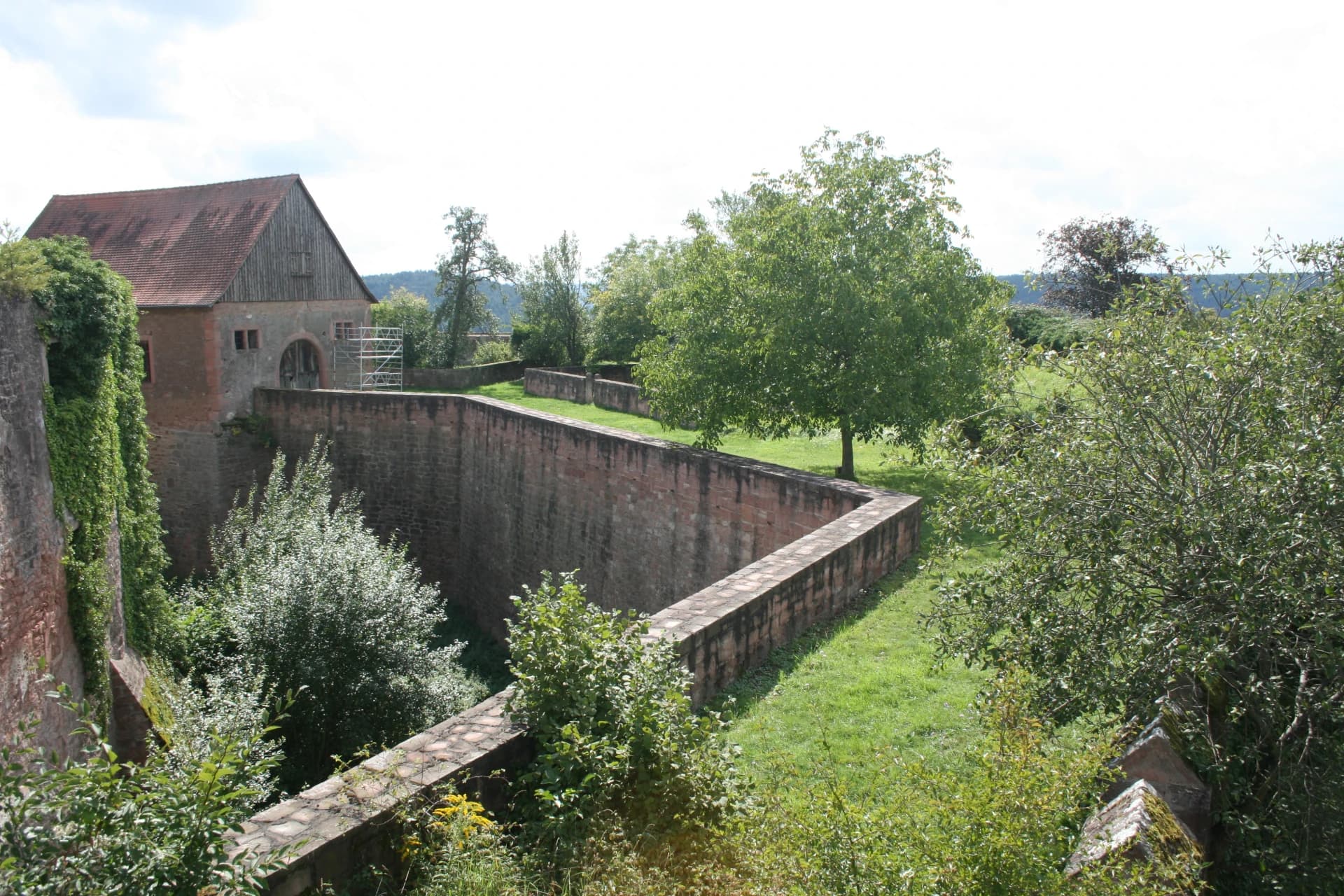 Schütt und Fuchsgraben der Burg Breuberg in Breuberg