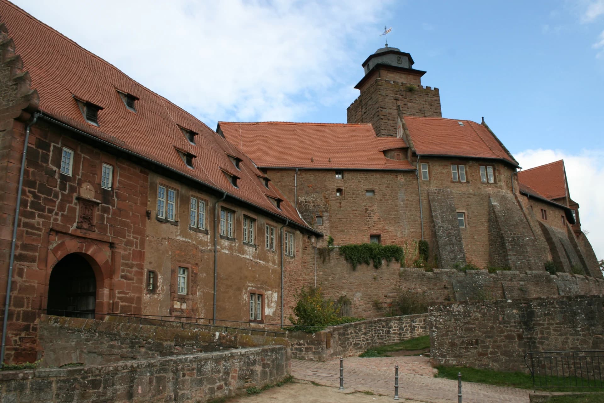 Torbau und Kernburg der Burg Breuberg in Breuberg