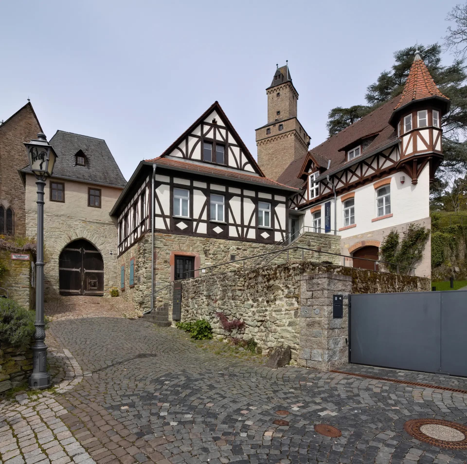 Torhaus der Burg Kronberg am gepflasterten Platz
