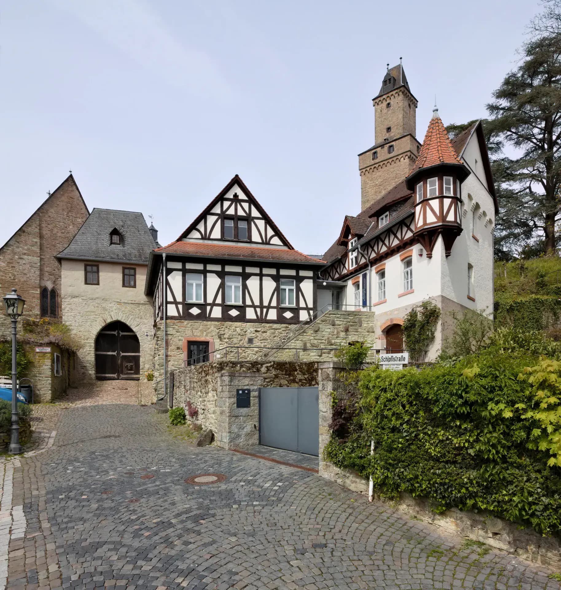 Torhaus der Burg Kronberg mit Freiturm