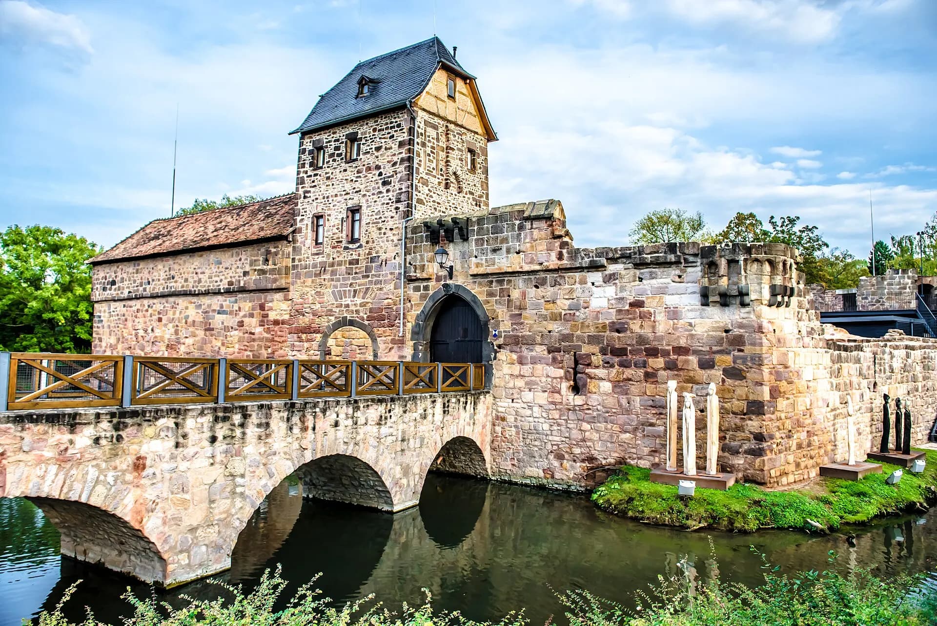 Torturm und Steinbrücke der Wasserburg Bad Vilbel
