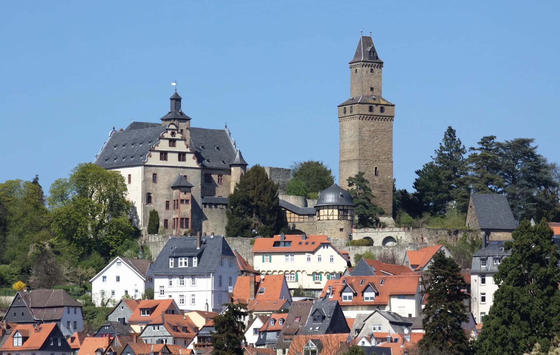 Burg Kronberg über den Dächern der Altstadt