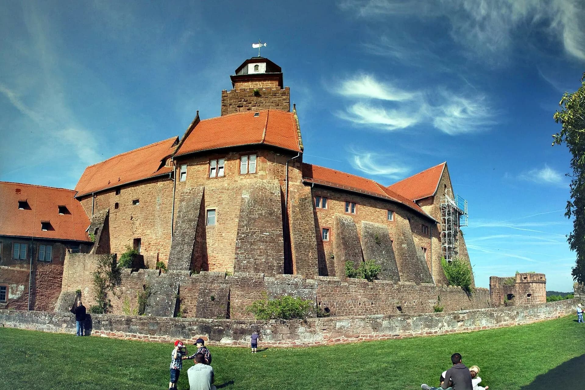 Burg Breuberg über der Wiese am Burghang in Breuberg