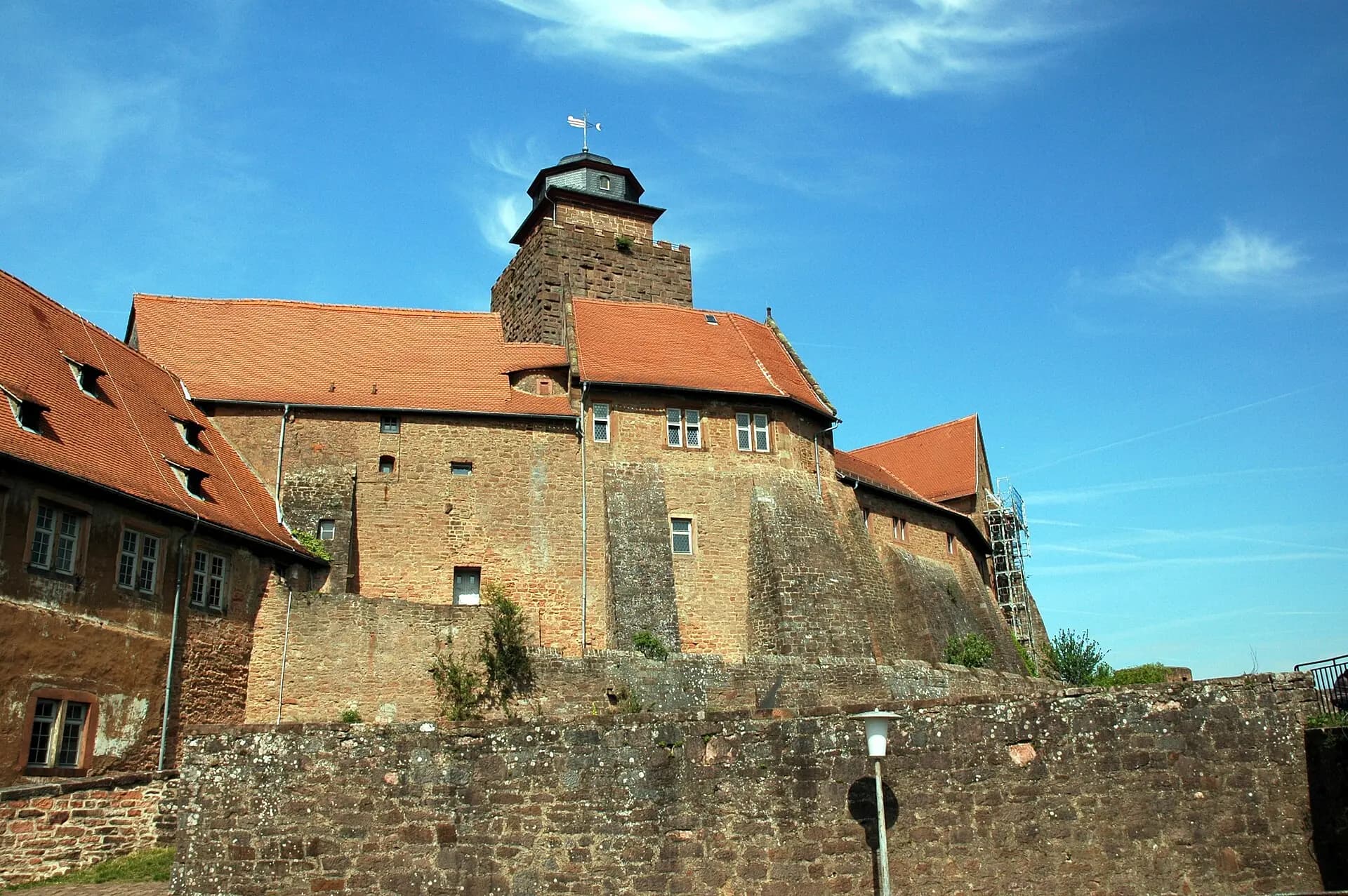 Burg Breuberg von Westen in Breuberg