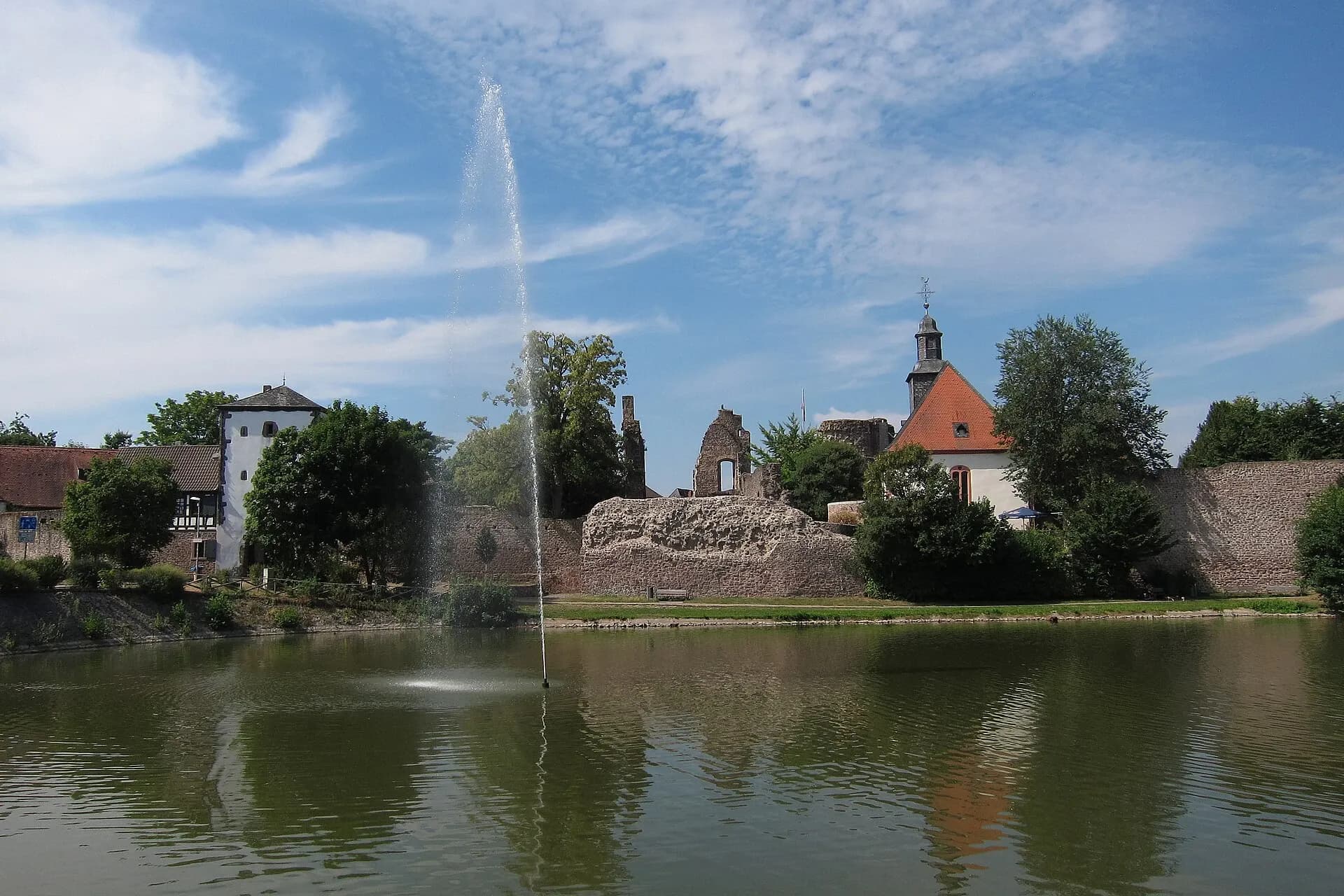 Burg Hayn hinter dem Weiher mit Fontäne in Dreieich-Dreieichenhain
