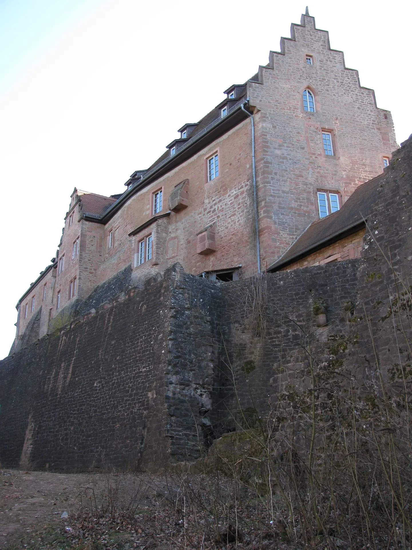 Westseite der Burg Breuberg über der Futtermauer in Breuberg