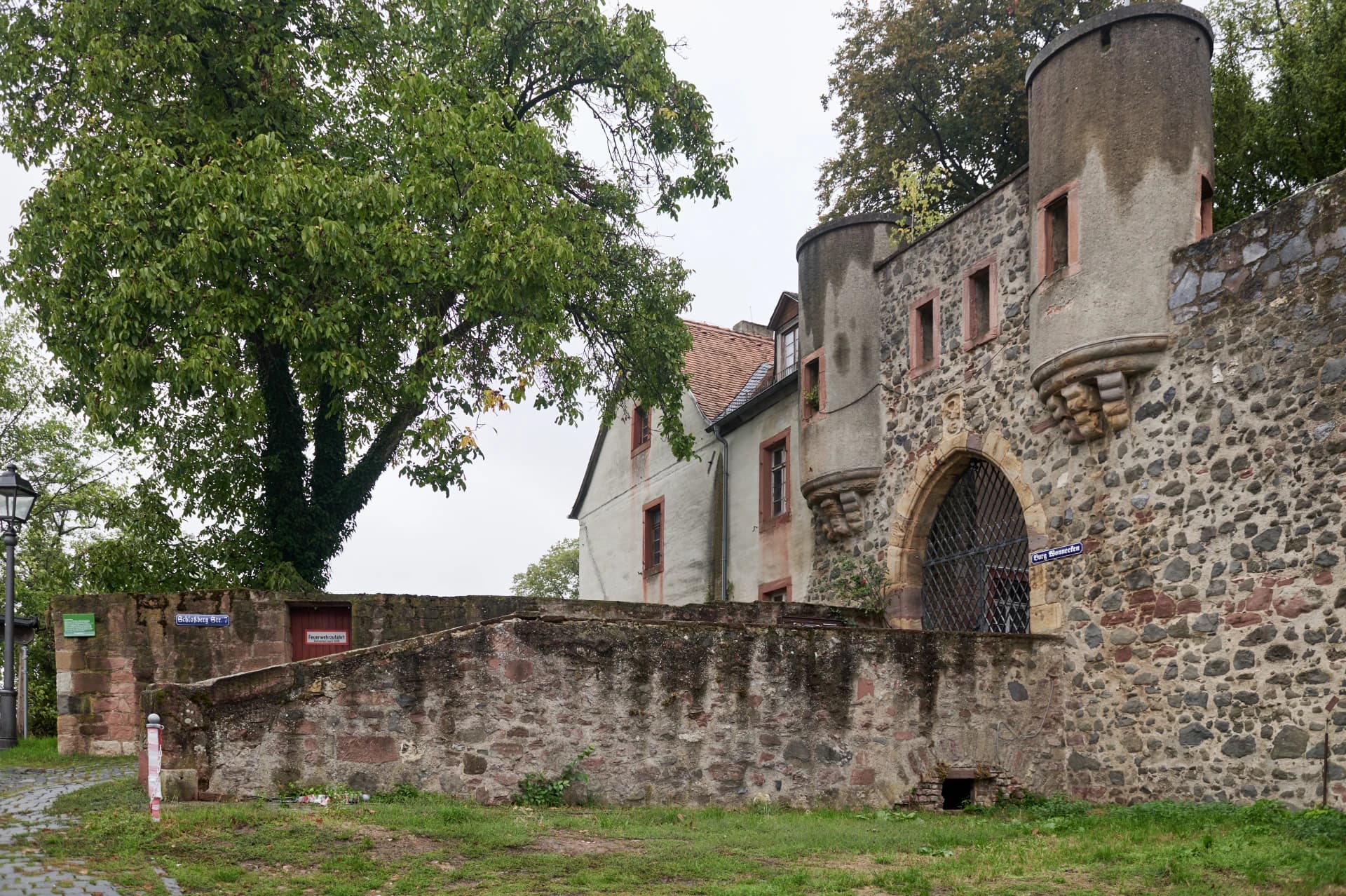 Burg Wonnecken mit Torbau und Ringmauer in Nidderau-Windecken