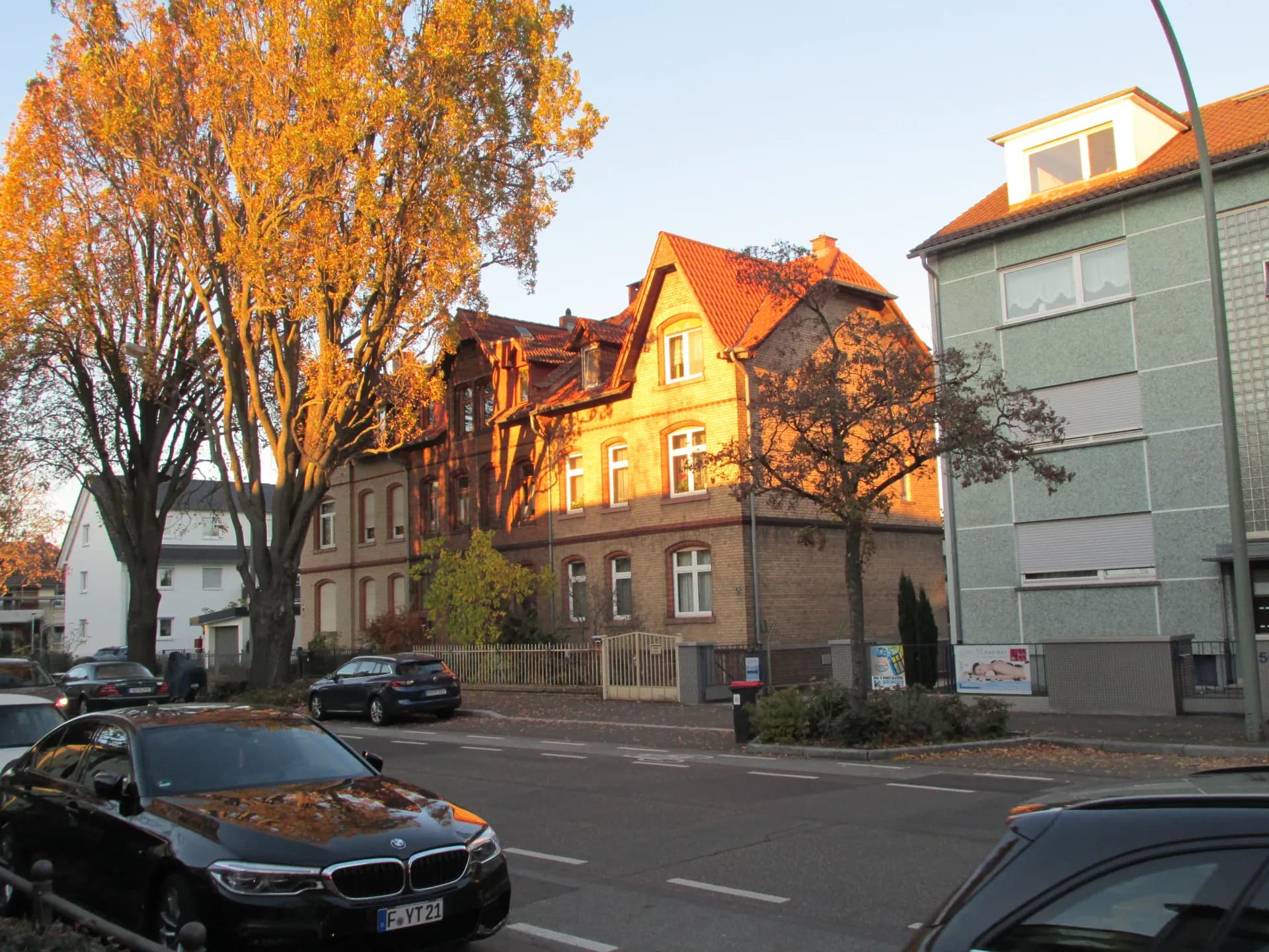 Gründerzeithaus im Herbstlicht an der Burgallee in Hanau-Kesselstadt