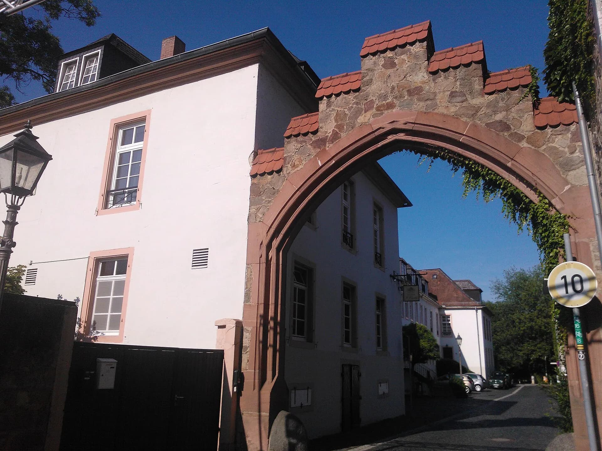 Torbogen zum Innenhof der Burganlage in Dieburg