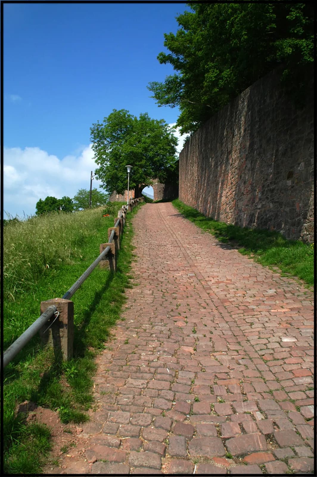 Gepflasterte Auffahrt zur Burg Breuberg in Breuberg