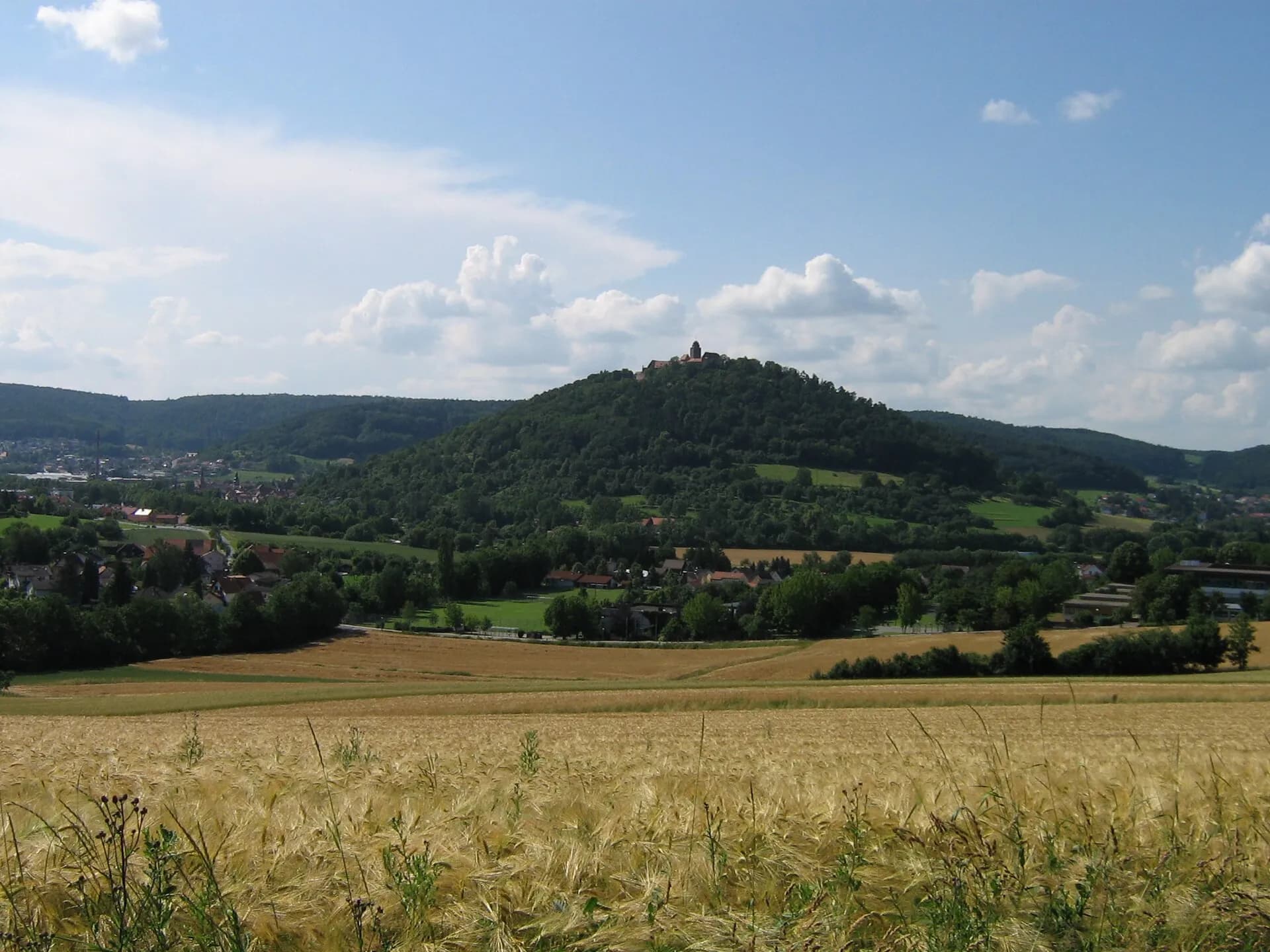 Burgberg mit der Burg Breuberg über dem Mümlingtal in Breuberg