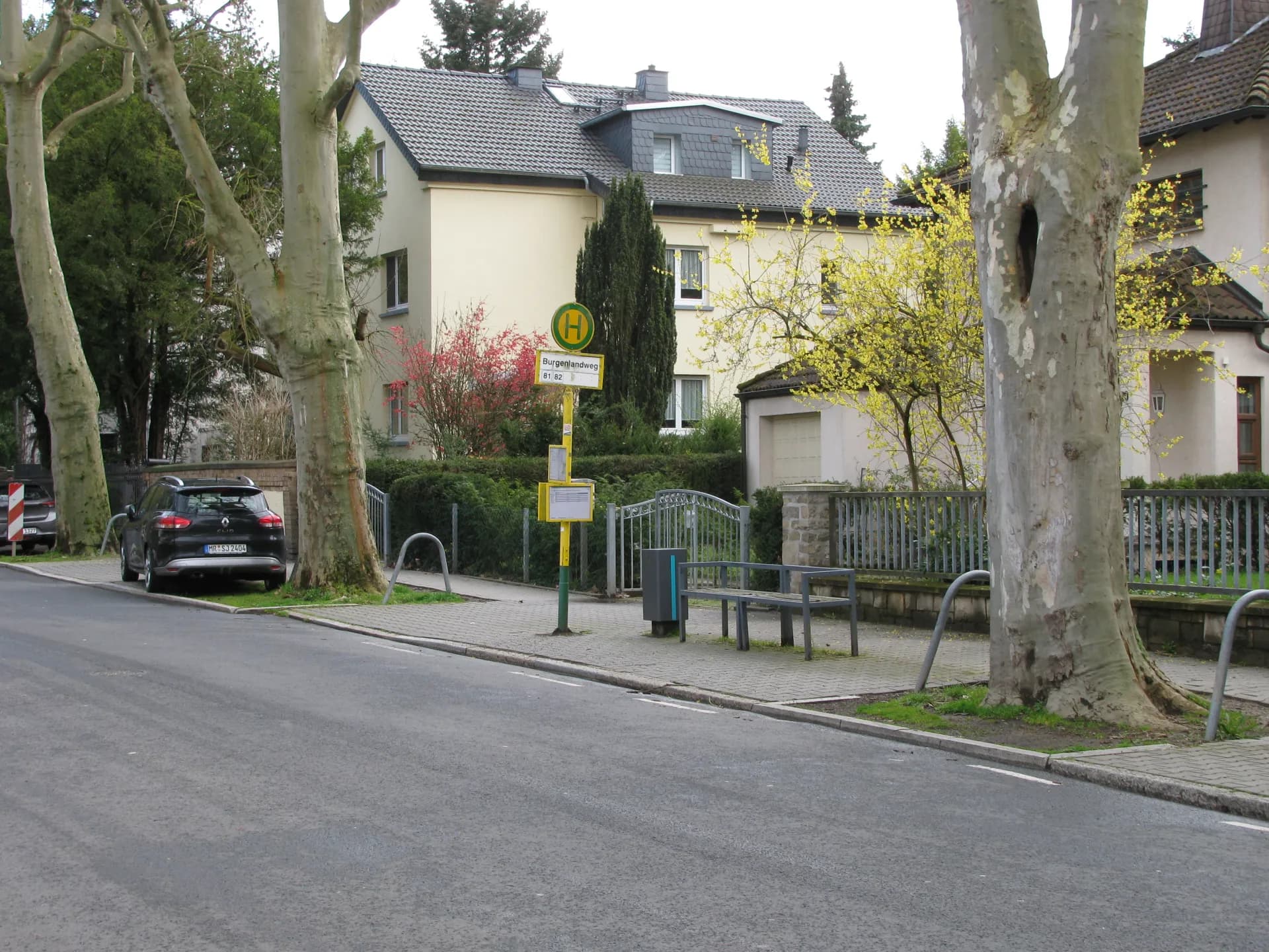 Wohnstraße am Burgenlandweg in Frankfurt-Oberrad
