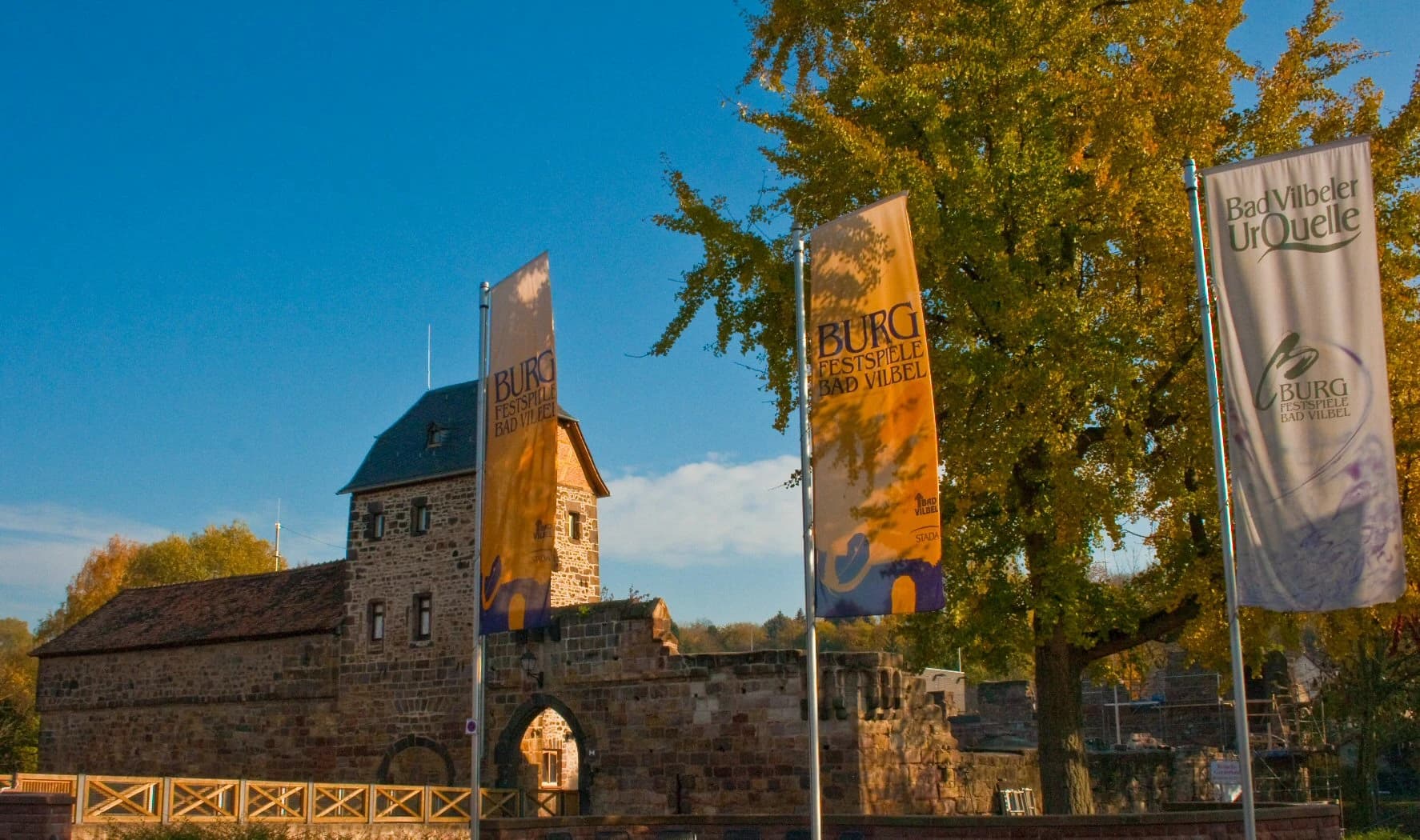 Wasserburg mit Fahnen der Burgfestspiele in Bad Vilbel