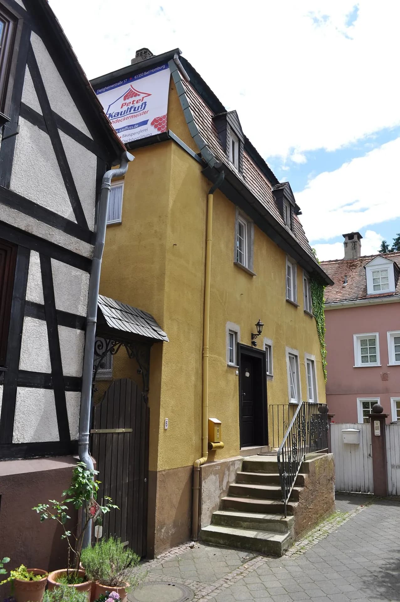 Gelbes Fachwerkhaus in der Burggasse in Bad Homburg