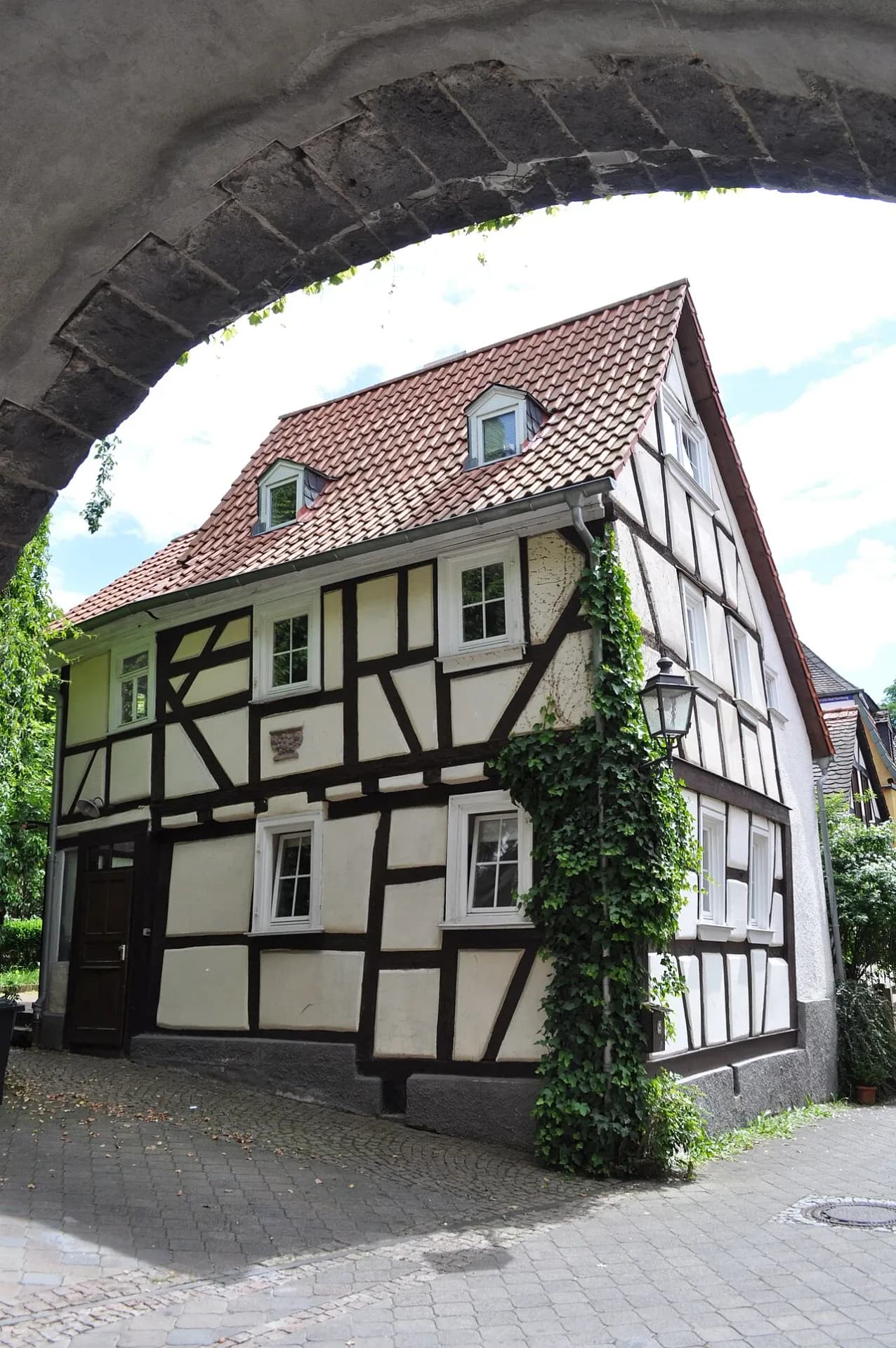 Blick durch den Torbogen auf die Burggasse in Bad Homburg