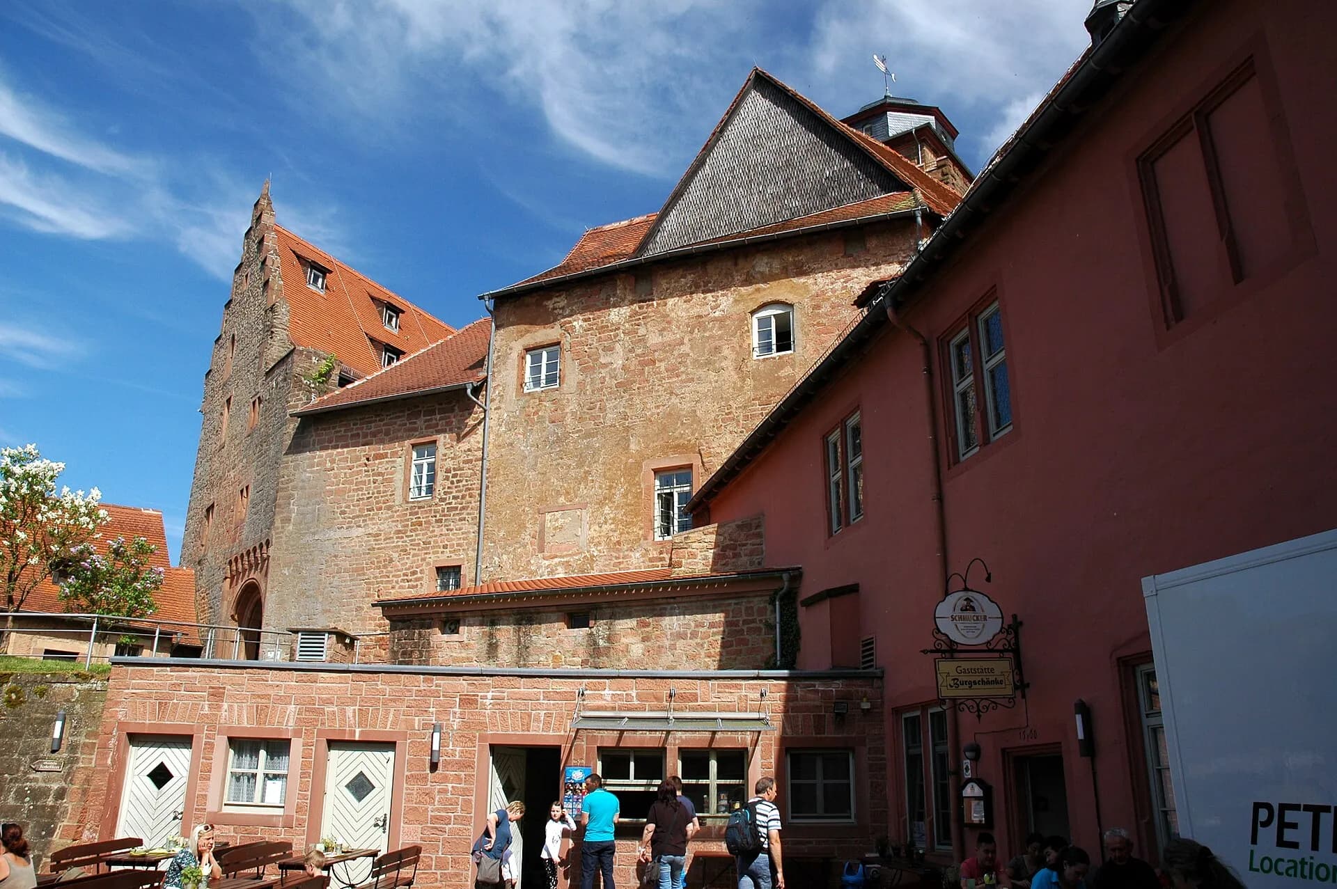 Belebter Burghof der Burg Breuberg in Breuberg