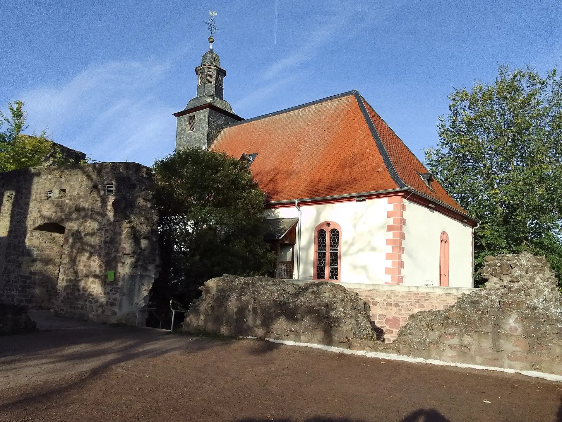 Burgkirche neben der Burgruine in Dreieich-Dreieichenhain