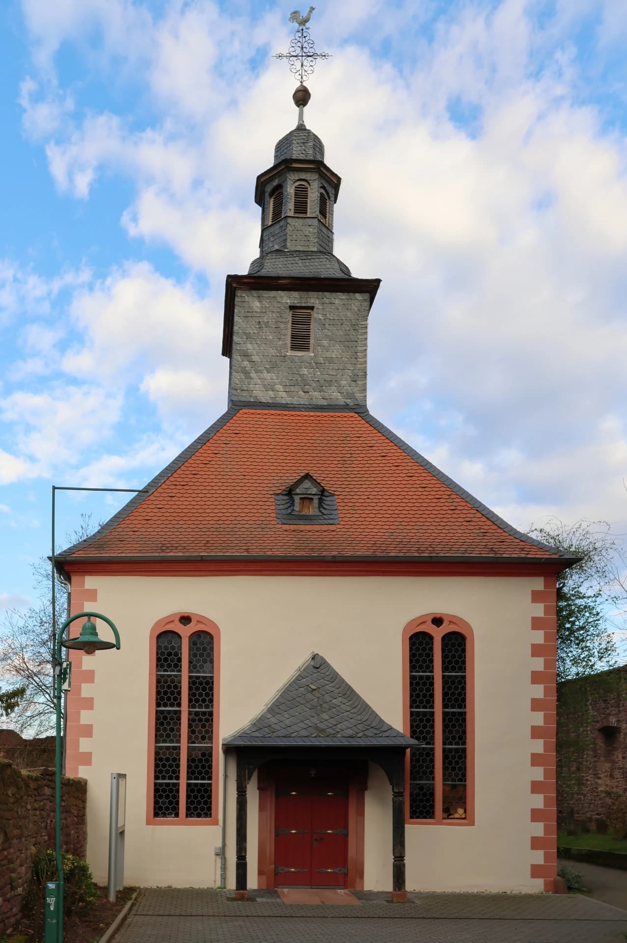 Portalseite der Burgkirche in Dreieich-Dreieichenhain