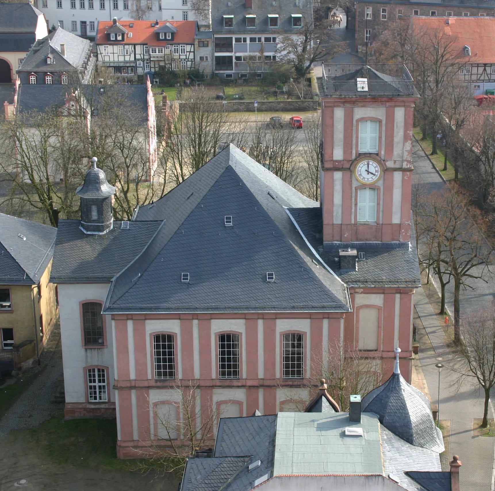 Blick vom Adolfsturm auf die Burgkirche in Friedberg (Hessen)