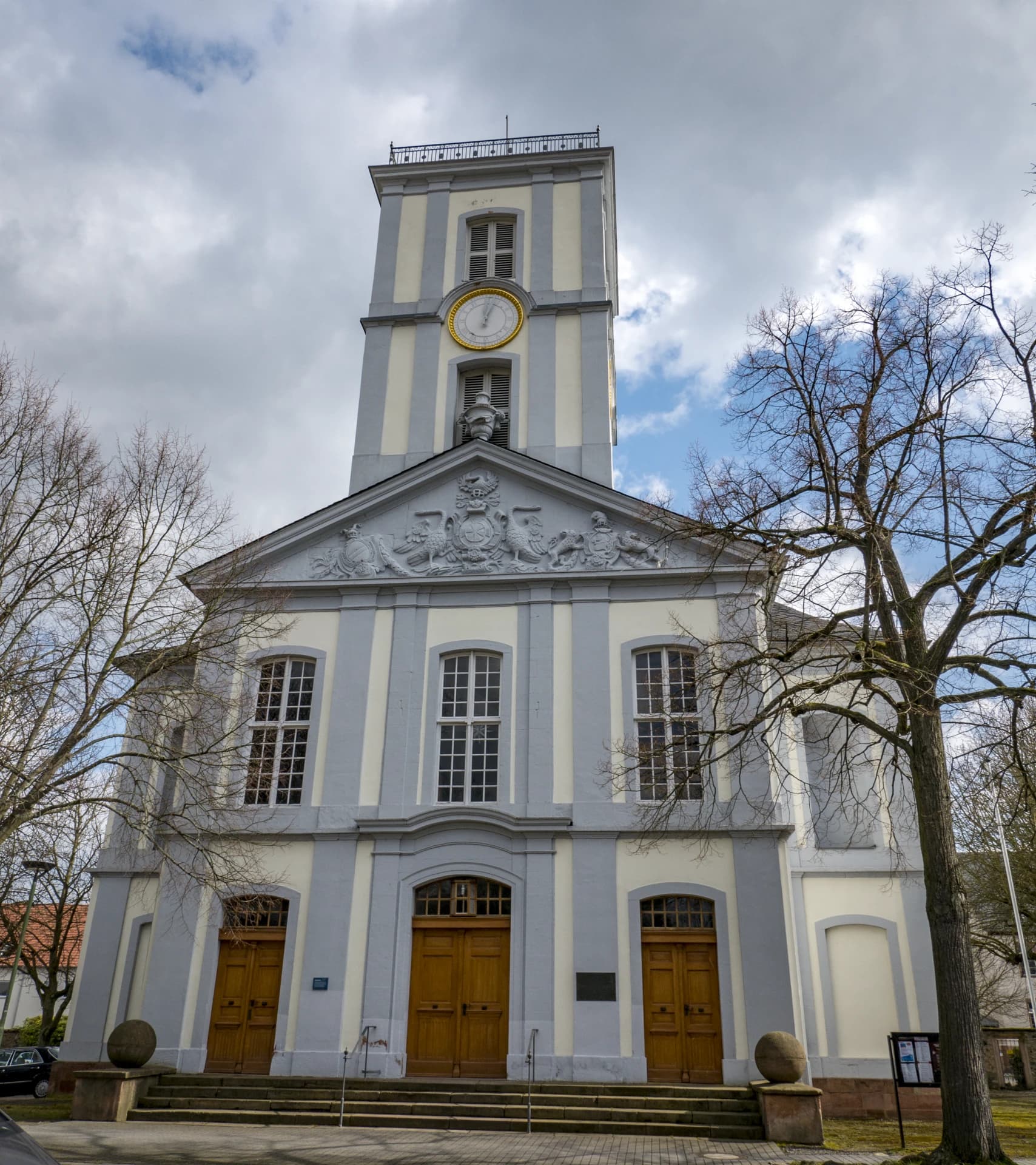 Westfassade der Burgkirche in Friedberg (Hessen)