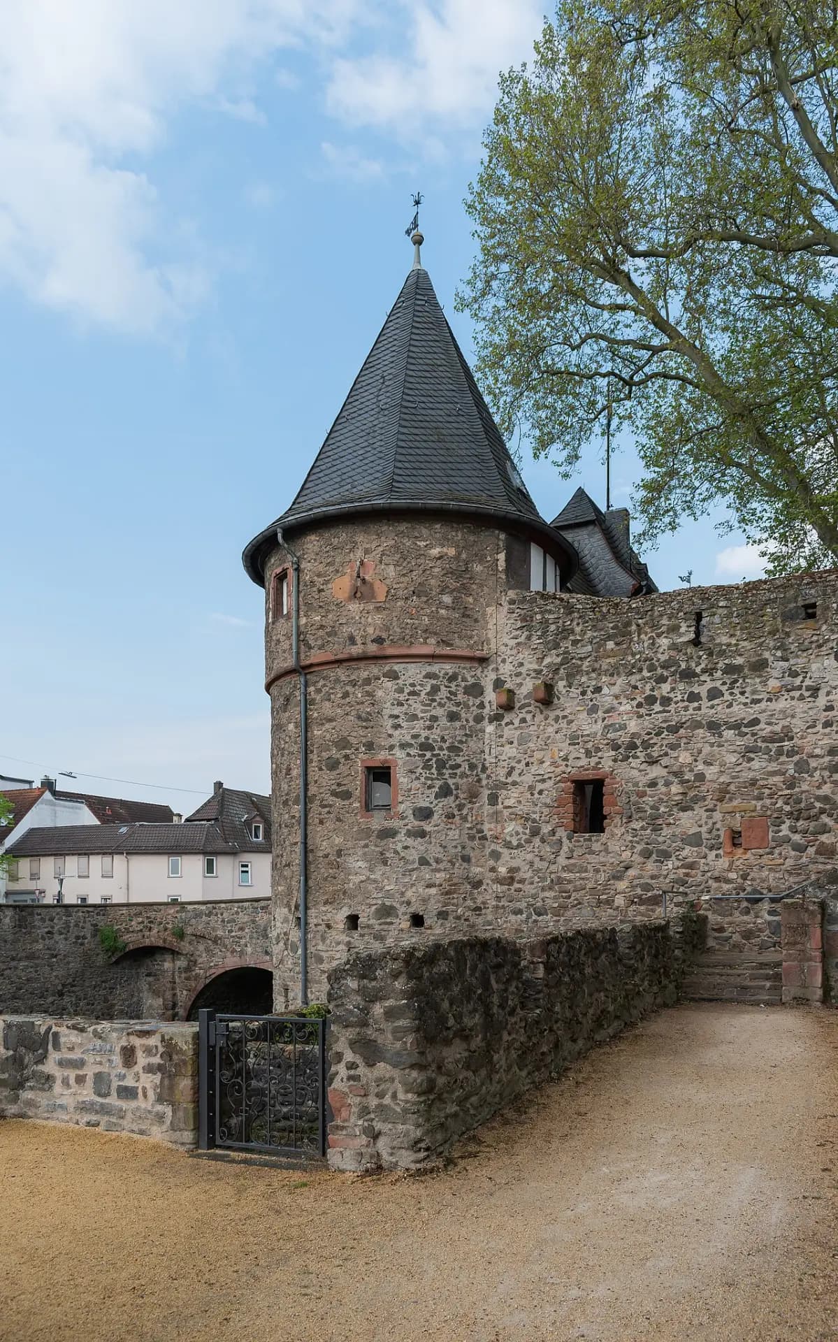 Burgmauer mit Wehrturm in Friedberg (Hessen)