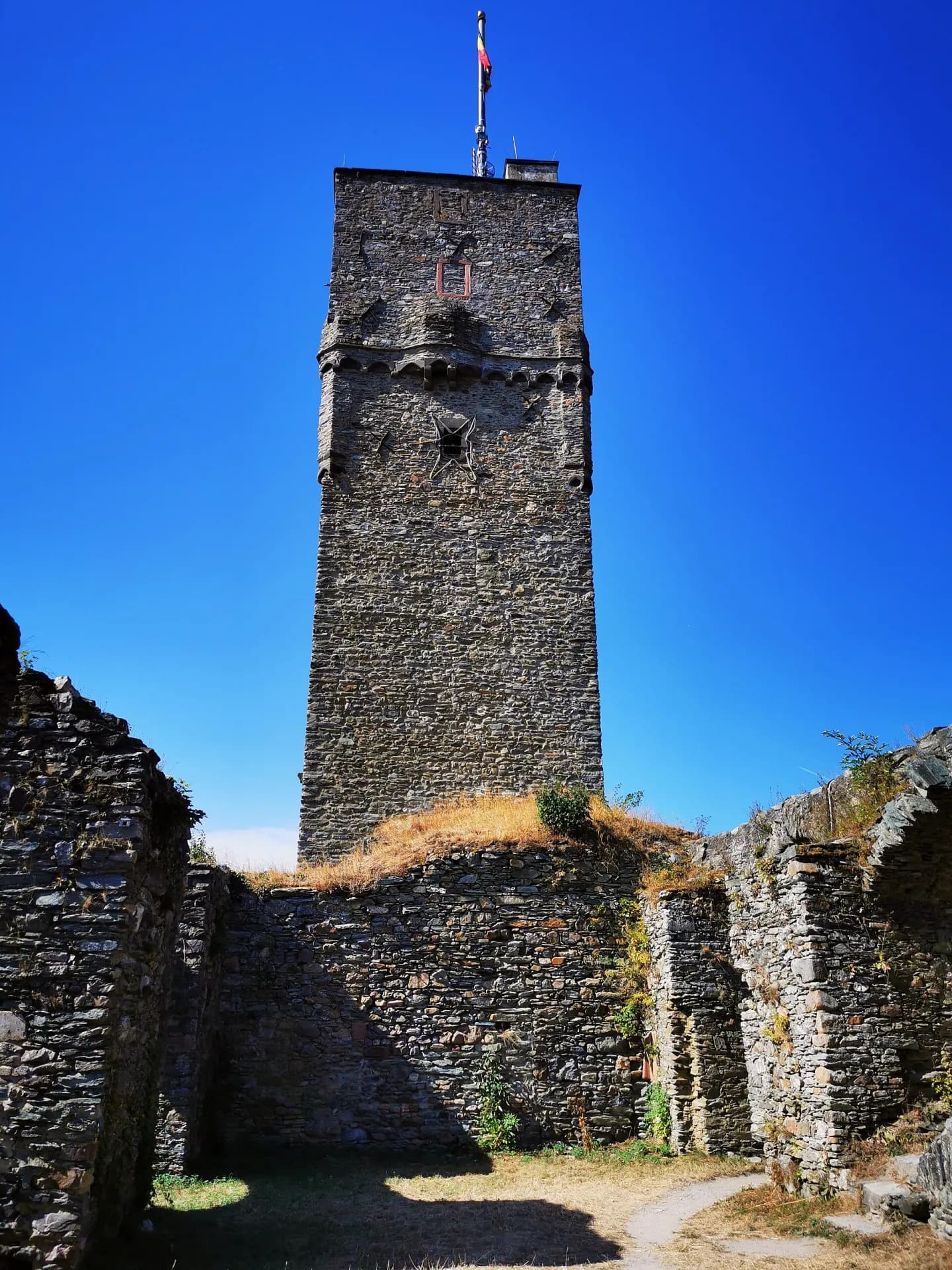 Bergfried der Burgruine Königstein von unten